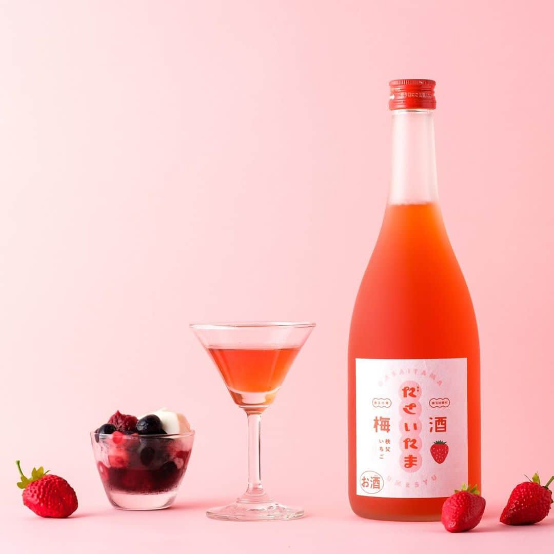 KURAND@日本酒飲み放題さんのインスタグラム写真 - (KURAND@日本酒飲み放題Instagram)「「ださいたま梅酒」は、「埼玉の梅」と「埼玉の素材」の 掛け合わせから生まれた梅酒シリーズです✨   「ださいたま梅酒 秩父いちご」は、 埼玉県の中でも特に多くのいちご農園がある、 秩父産のいちごを使用🍓   秩父産いちごの鮮やかな赤と甘酸っぱさが梅酒の味わいと絶妙にマッチ😍 素材の風味をそのまま生かした、どこかあか抜けない素朴な味わいをお愉しみいただけます🙌   種類 : 梅酒 産地 : 埼玉県 アルコール度数 : 7% 価格 : ¥1,980(税別)   ———————————————   📷 タグ付け 又は #KURAND のハッシュタグで お写真を紹介させていただくことがございます。   また @kurand_info をタグ付けして投稿してください✨   みなさまの素敵なお写真や、 おいしかった😊など感想コメントもお待ちしてます🙌   ——————————————— KURAND（クランド）は、お酒とワクワクをお届けする、 新しいお酒のオンラインショップです。   お酒に興味がある方は、 このアカウントのプロフィール @kurand_info のURLからオンラインショップへ❗️   オンラインショップのなかで、商品名で検索🤩   ——————————————— #KURAND #クランド #梅酒 #酒 #酒屋 #埼玉のお酒 #埼玉の梅酒 #秩父いちご #ださいたま #苺のお酒 #お酒好きな人と繋がりたい #酒好き #梅酒好き #越生梅林 #お酒 #酒スタグラム #kurandsakemarket #🍓 #🍓🍓🍓」11月12日 12時53分 - kurand_info