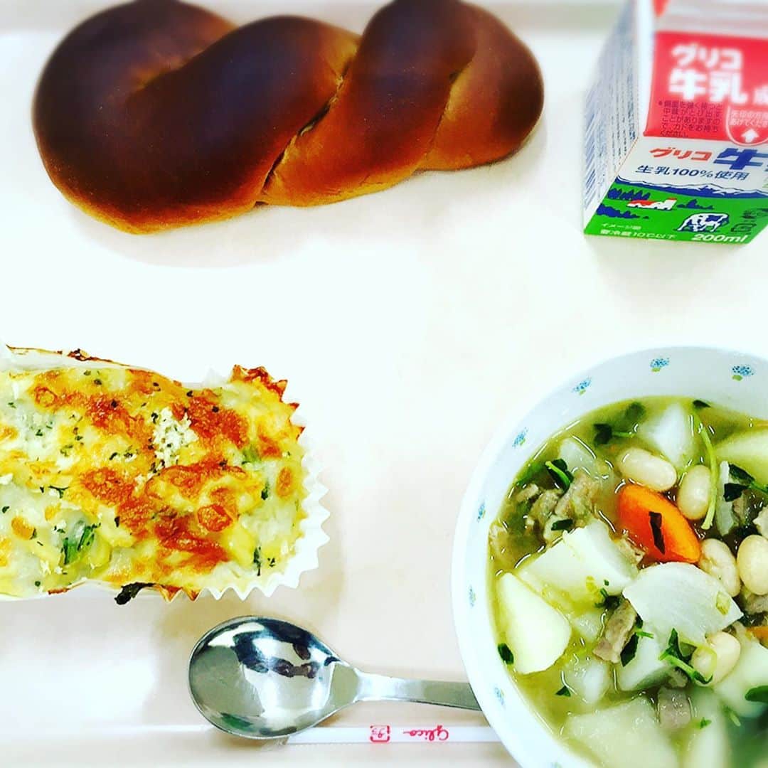 木根尚登のインスタグラム：「スタッフです。昨日、木根尚登は母校である立川市立第六小学校にお邪魔し、子どもたちと一緒につくった曲を合奏し、一緒に歌いました🎶🎺🎻🎹  密を避けるために学年によては教室でZOOMの画面越しに観て頂くなど、様々なご準備ご配慮を頂き感謝しています。  SPIN OFFツアーのトーク中に同級生さんから「木根が、地元の小学校の歌をつくったというのを🐴にした、あ、👂にしたんだけど」とのフリを頂き☺️  そうなんです。事の始まりは昨年。子どもたちから「木根さんと一緒に創立70周年を祝う歌を一緒に作りたい」とお手紙を頂きました。  そこで木根が「六小をイメージする言葉をみんなで考えて送ってください」と子どもたちにお願いし、届いたその言葉たちを木根が1曲の詞にまとめ、メロディーを紡ぎました。  そして昨日はその曲のお披露目会でした🎊  歌詞には「おいしい給食」なんてフレーズも。まさにその歌詞の通りのおいしい給食を頂きました🍲🥐🥛😋  地元の新聞社やテレビ局もたくさん取材に来ていました。本日17:00〜J:COMさんのテレビ番組『東京つながるニュース』で昨日の模様が放送され、スマホアプリを利用すれば全国どこからでも1週間観られるようなので、皆さんよかったらご覧くださいね！📱  ▼詳細はこちら https://c.myjcom.jp/jch/tsunagarunews/tokyo_tamahinohachiouji.html  #ロクサーヌコンビの母校  #TREE_of_TIMEファンクラブイベントのスペシャル映像のロケ以来六小に行きました」