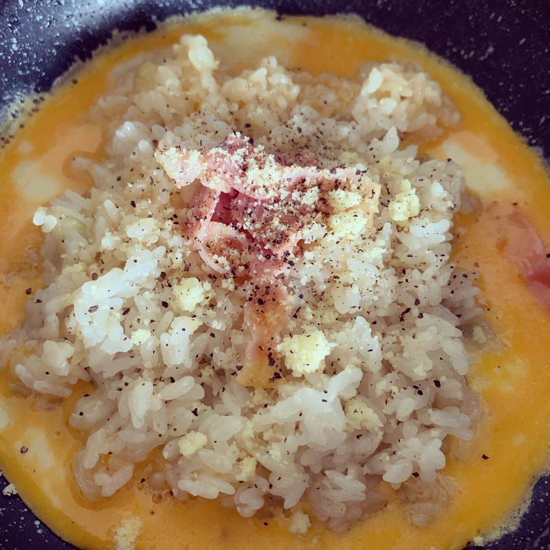 加藤千恵のインスタグラム：「先日の誕生日に食べたお昼ごはん。山本ゆりさん　@yamamoto0507 レシピの鉄板カルボナーラ飯。37歳も卵やコレステロールにまみれて生きていきたい。お祝いLINEなどありがとうございました。」
