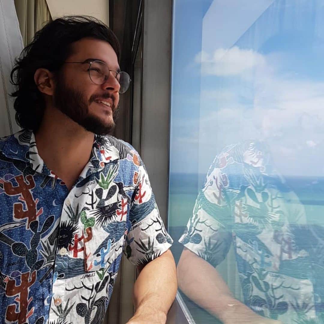 ファチマ・ベルナルデスのインスタグラム：「Ele adora uma aventura, uma pose engraçada, uma careta. Está sempre disposto a conhecer lugares novos, culturas novas, mas abre um sorriso lindo quando volta pro Recife. É criativo nas surpresas, nas fantasias pro Carnaval, nas brincadeiras. Viajando a trabalho ou a lazer, não perde a chance de conversar com as pessoas. Se interessa, de verdade, por boas histórias. Felizmente, a nossa é uma delas.  Hoje só desejo a vc, meu amor, saúde, paz e que vc nunca perca esse olhar generoso, indignado com as injustiças, acolhedor, leve e também divertido pra vida. Te amo. Parabéns pelo seu dia! #12denovembro #cadaminutoimporta」