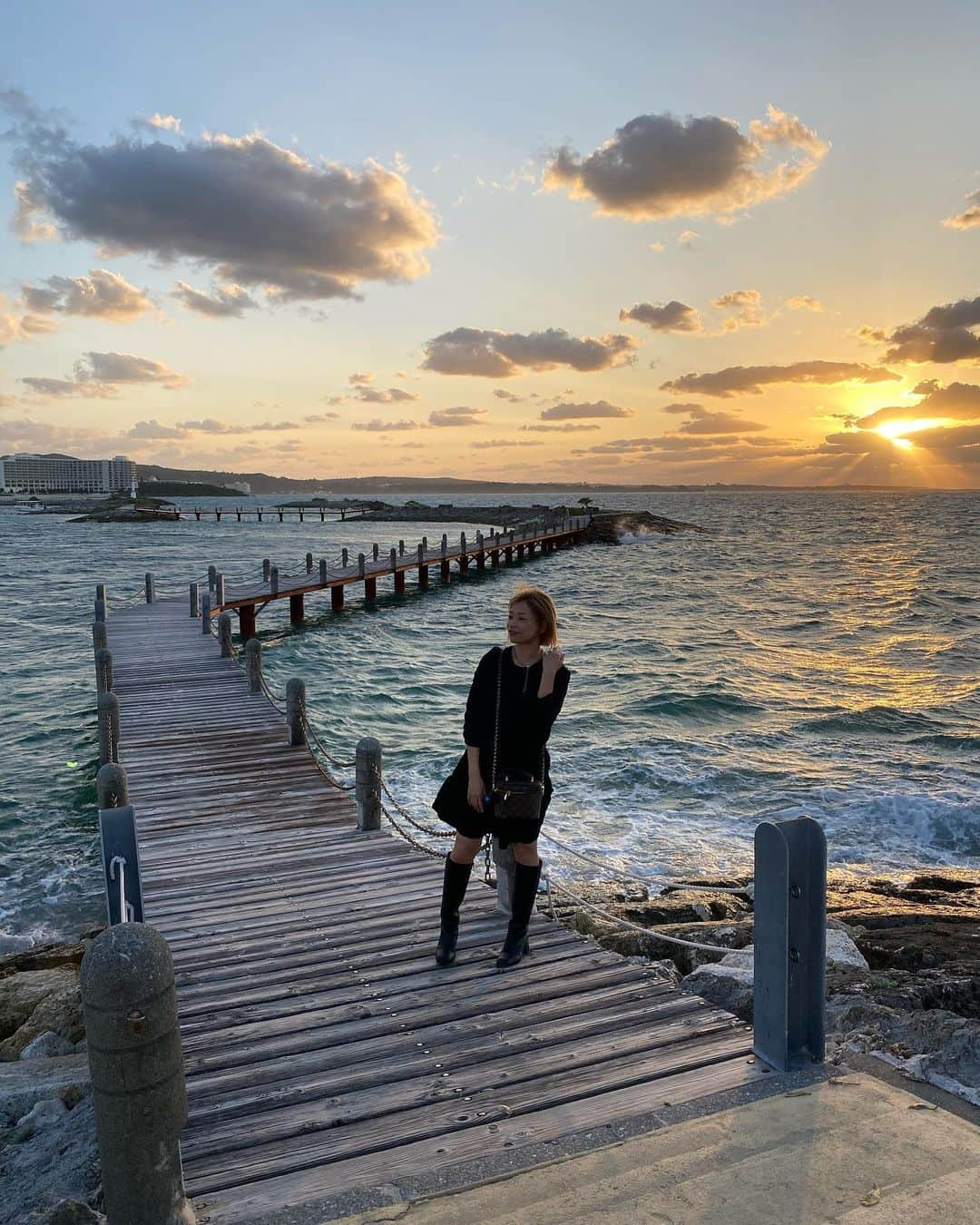 yukaさんのインスタグラム写真 - (yukaInstagram)「シェラトンの海側にある橋はめっちゃsunsetきれかったー🥰🥰  爆風やったけど😂  #シェラトン沖縄サンマリーナリゾート」11月12日 12時59分 - yuka_new_world