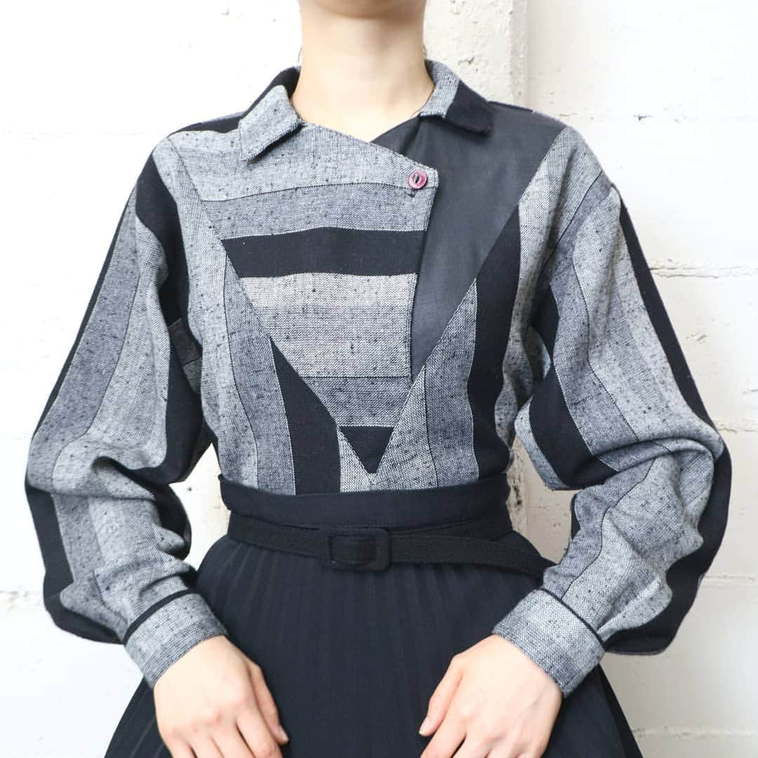 吉祥寺 古着屋 Orfeoのインスタグラム：「. Stripe Design Blouse  #orfeo #kichijoji #tokyo #vintage #used #fashion #coordinate #outfit . . お問い合わせはインスタグラムのプロフィール掲載のメールアドレスにお願いいたします。コメント、DMでのお問い合わせは受け付けておりませんのでご了承ください。 ONLINE SHOPの商品も店頭にてご購入頂けます。気になる商品がございましたらスタッフにお声掛けください。  新型コロナウィルス感染拡大防止策を徹底した上で営業をしております。マスクの着用、入店時にアルコールでの消毒をお願いいたします。」