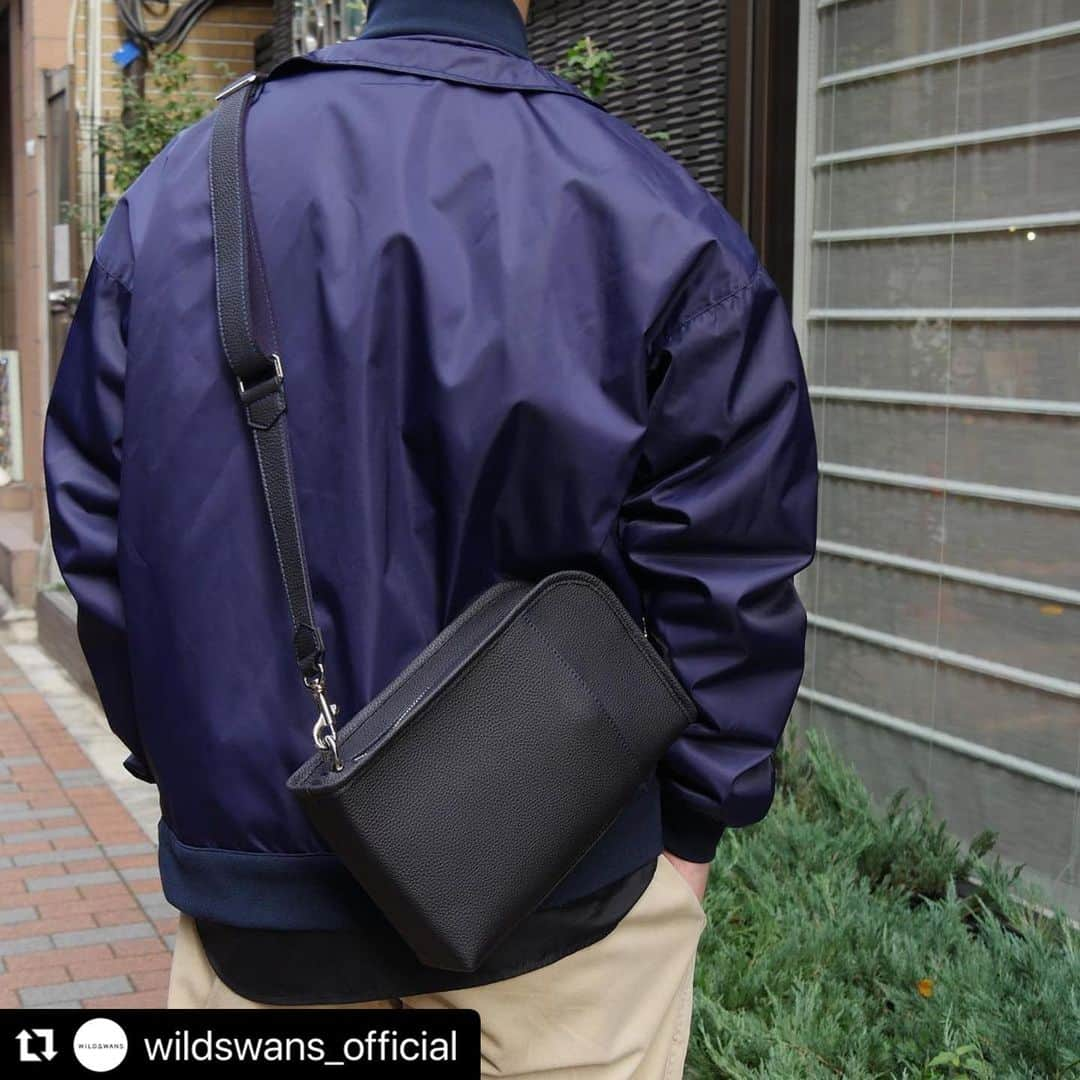 中島イシレリさんのインスタグラム写真 - (中島イシレリInstagram)「#Repost @wildswans_official with @make_repost ・・・ 2WAY shoulder bag “SOLON”. Material: German shrunken calf Color: black, navy  10年以上つづくWILDSWANSロングセラーモデルCOLLIERをアップデートした2WAYショルダーバッグSOLON。 外装にはドイツ・ぺリンガー社のシュランケンカーフを使用し、エレガントな雰囲気に仕上げています。 本体側面には手のひらを差し込むベルトが取り付けられておりますので、ショルダーストラップを外してクラッチバッグとしてもご利用いただけます。  コンパクトな見た目ですがメイン収納部は500mlのペットボトルが2本入れることができ、まだ余裕が残ります。  使い勝手のよいブラック、ネイビーの2色展開になります。是非お手に取ってご覧くださいませ。  【銀座店の営業について】 現在C.O.U.銀座店は臨時休業中ですが、C.O.U.銀座店の在庫は同じ銀座にございますもう一つの店舗WILDSWANS support&gallery に移して営業しております。 商品のご購入、パターンオーダー、エイジングサポート（製品のお手入れ）はWILDSWANS support&gallery をご利用くださいませ。  WILDSWANS support & gallery 東京都中央区銀座1-15-8 銀座耀ビル8F TEL/03-6264-4158 営業時間/12時〜19時 定休日/火曜、水曜 ＊ご予約不要です  【ご来店されるお客様へ】  現在ご予約不要でどなたでもご来店頂けますが、状況を見ながら店内が密にならないようスタッフの判断でご入店数を制限させて頂くことがございます。  ご来店前にはご自身で体温の測定をお願いし、体調不良や体温が37.5℃以上の方は大変恐縮ですが来店をお控え下さいませ。  ご入店の際にはマスクの着用をお願い致します。(ご用意が無い場合は店舗にてご用意をしておりますので、スタッフにお申し付け下さいませ。)  ご入店時には入口の消毒スプレーで手指消毒をお願い致します。  展示品や商品をご覧になられる際には使い捨て手袋の着用をお願い致します。(使い捨て手袋に関しましては、店舗にてご用意をしております。)  @c.o.u.official #wildswans #leathergoods #wallet #bags #tokyo #ginza #kyoto #kawaramachi #ibaraki #kawachimachi #leather #craftsmanship #stylecraft #artisan #madeinjapan #shoulderbag #shrunkencalf #yeaboii」11月12日 13時10分 - nakajima_isileli