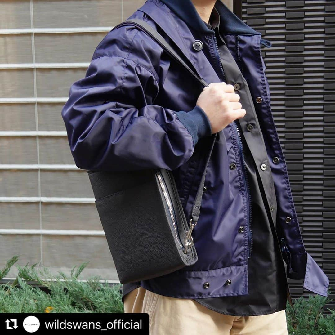 中島イシレリさんのインスタグラム写真 - (中島イシレリInstagram)「#Repost @wildswans_official with @make_repost ・・・ 2WAY shoulder bag “SOLON”. Material: German shrunken calf Color: black, navy  10年以上つづくWILDSWANSロングセラーモデルCOLLIERをアップデートした2WAYショルダーバッグSOLON。 外装にはドイツ・ぺリンガー社のシュランケンカーフを使用し、エレガントな雰囲気に仕上げています。 本体側面には手のひらを差し込むベルトが取り付けられておりますので、ショルダーストラップを外してクラッチバッグとしてもご利用いただけます。  コンパクトな見た目ですがメイン収納部は500mlのペットボトルが2本入れることができ、まだ余裕が残ります。  使い勝手のよいブラック、ネイビーの2色展開になります。是非お手に取ってご覧くださいませ。  【銀座店の営業について】 現在C.O.U.銀座店は臨時休業中ですが、C.O.U.銀座店の在庫は同じ銀座にございますもう一つの店舗WILDSWANS support&gallery に移して営業しております。 商品のご購入、パターンオーダー、エイジングサポート（製品のお手入れ）はWILDSWANS support&gallery をご利用くださいませ。  WILDSWANS support & gallery 東京都中央区銀座1-15-8 銀座耀ビル8F TEL/03-6264-4158 営業時間/12時〜19時 定休日/火曜、水曜 ＊ご予約不要です  【ご来店されるお客様へ】  現在ご予約不要でどなたでもご来店頂けますが、状況を見ながら店内が密にならないようスタッフの判断でご入店数を制限させて頂くことがございます。  ご来店前にはご自身で体温の測定をお願いし、体調不良や体温が37.5℃以上の方は大変恐縮ですが来店をお控え下さいませ。  ご入店の際にはマスクの着用をお願い致します。(ご用意が無い場合は店舗にてご用意をしておりますので、スタッフにお申し付け下さいませ。)  ご入店時には入口の消毒スプレーで手指消毒をお願い致します。  展示品や商品をご覧になられる際には使い捨て手袋の着用をお願い致します。(使い捨て手袋に関しましては、店舗にてご用意をしております。)  @c.o.u.official #wildswans #leathergoods #wallet #bags #tokyo #ginza #kyoto #kawaramachi #ibaraki #kawachimachi #leather #craftsmanship #stylecraft #artisan #madeinjapan #shoulderbag #shrunkencalf #yeaboii」11月12日 13時10分 - nakajima_isileli