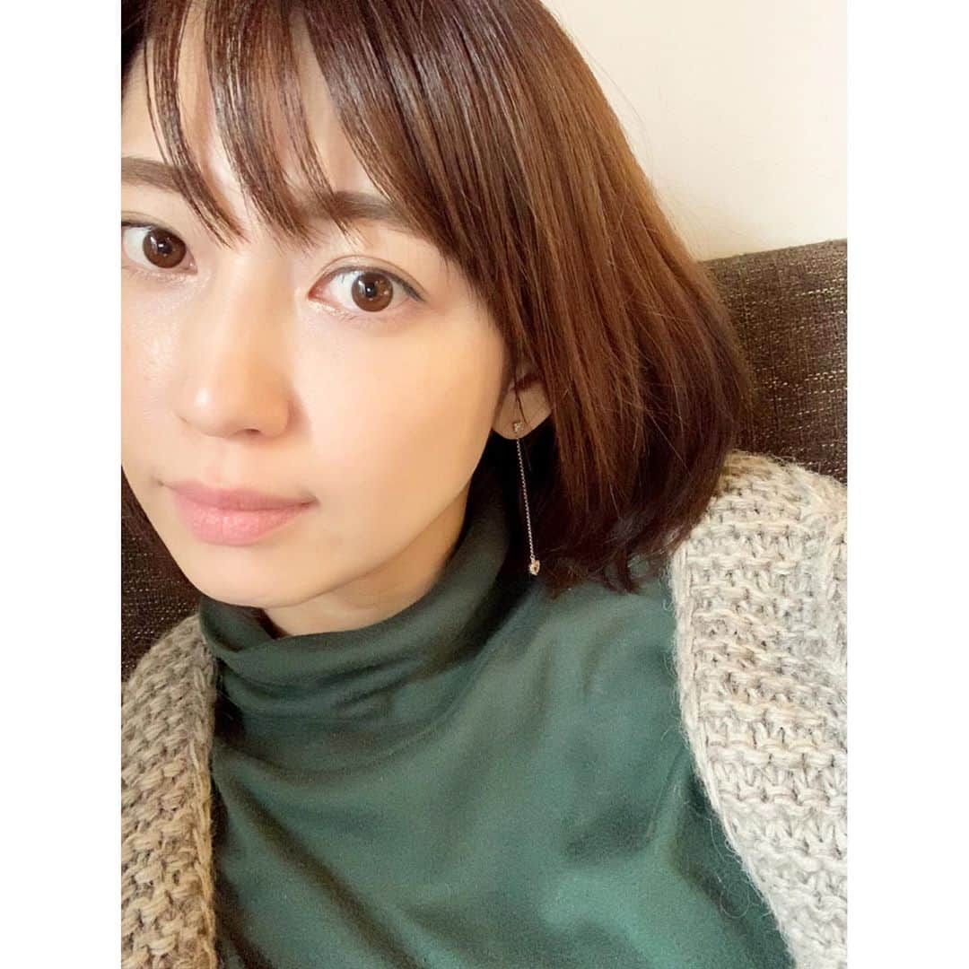 飯田圭織さんのインスタグラム写真 - (飯田圭織Instagram)「髪を短くしてから、ぶらさがりのピアスやイヤリングを付けることが多くなりました☀️ 髪の隙間から揺れてチラッと見えるのが可愛くてお気に入り😆 #アクセサリー  #ぶらさがりピアス  #イヤリング  #ショートボブ  #お気に入り」11月12日 13時02分 - iidakaori.official