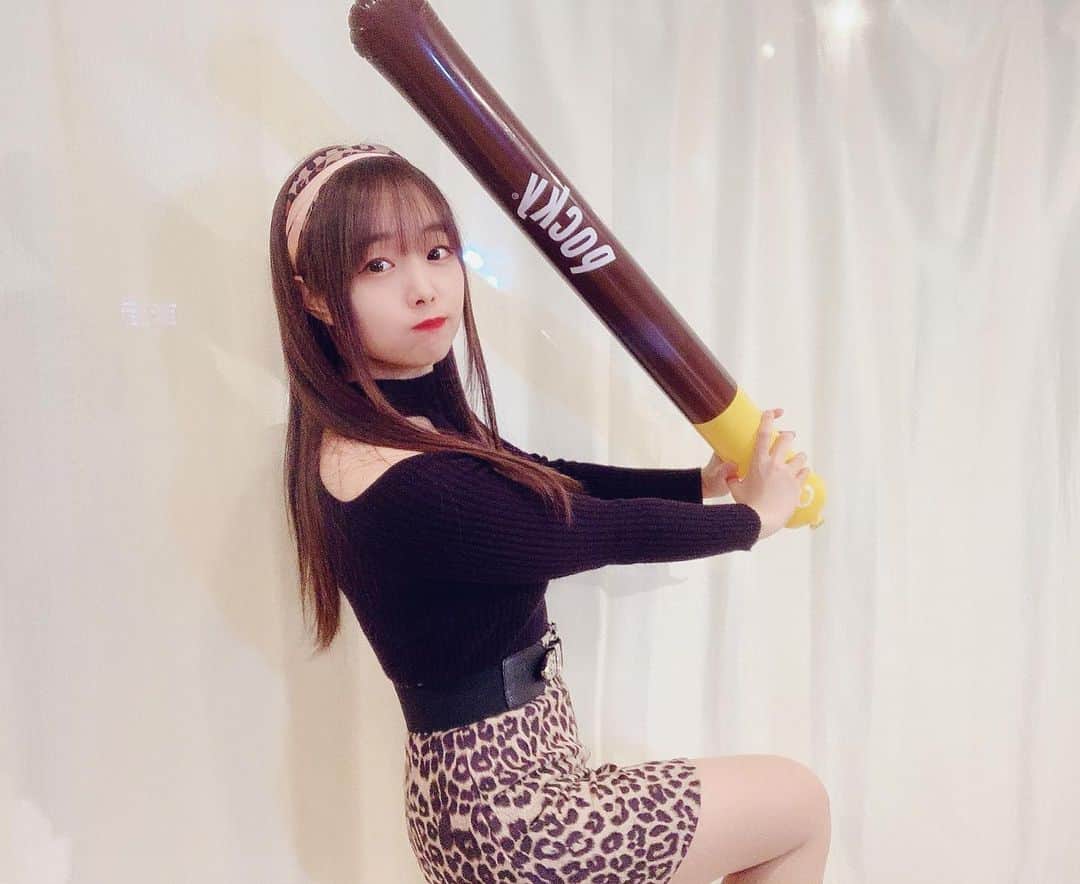 Dorothy Little Happyのインスタグラム：「꙳★*ﾟ ・ ・ 昨日のポッキーの日にて… ・ ・ コレを手に持ったら…こういうポーズしたくなるよね〜 というポーズ。🤔 ・ ・ 2週目BLACK DOROTHY 衣装チェンジ❤︎.* ・ ・ BLACKな私たちにまた会いましょ〜🤚🏻ByeBye ・ ・ #dorothylittlehappy  #ポッキーの日」