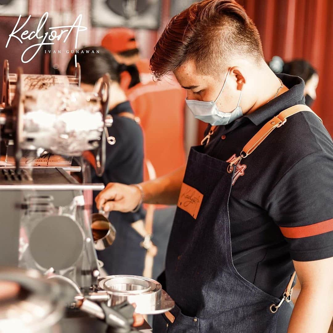 Ivan Gunawanさんのインスタグラム写真 - (Ivan GunawanInstagram)「. Menu-menu di Kedjora Coffee menggunakan bahan-bahan pilihan. Yang menghasilkan minuman dan makanan berkualitas dan pastinya sesuai dengan selera kamu. . Dengan keahlian para Barista kami yang siap meracik minuman kesukaan kamu . . Order Kedjora Coffee sekarang via @gofoodindonesia @grabfoodid , kalian hanya cukup memesan dan tunggu dirumah kalian. . Stay Happy and Stay Healthy Everyone ! . ———-  Order : Klik link in Bio  ———- #KedjoraCoffeeBSD Alamat :  📍Roseville Soho & Suites BSD - #KedjoraCoffeeCipete Alamat:  📍Jl. Abdul Majid Dalam  Komplek Perhubungan Laut No. 5, Cipete, Jakarta Selatan - #KedjoraCoffeeTebet Alamat :  📍Infinia Park Jl. Dr. Saharjo Kav.45 Manggarai, Tebet , Jakarta Selatan.  #KedjoraCoffeeBintaro  📍 Ruko Kebayoran Square Blok C 01, (Bintaro Sektor 7), Bintaro Jl. Boulevard Bintaro Jaya, Pondok Jaya, Tangerang Selatan  .  #kedjoracoffee #kedjoracoffeeBSD #kedjoracoffeeCipete #kedjoracoffeeTebet #kedjoracoffeeBintaro #thecapricornlatte #aquariuslycheetea #piscespeachorange #ariesvelvetlatte #taurusespressomatcha #geminimilkhoba #cancercharcoallatte #leostrawberrycano #virgohoba #libracaramellatte #scorpioamericano #sagitariuschocomilk  #kopisusu #kopisusujakarta #kopisusugulaaren #kopikekinian #kopisusuenak #kopijkt」11月12日 13時07分 - ivan_gunawan