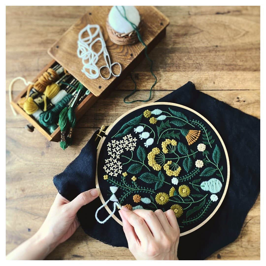 樋口愉美子さんのインスタグラム写真 - (樋口愉美子Instagram)「. Coming soon New embroidery kit. “Yellow wild flowers🌼黄色い野花” . 『刺繍糸ブランドDMCx 樋口愉美子コラボレーションキット第三弾』 11月中旬発売。@dmc_jp  ﻿ 大きな刺繍枠に広がるウール刺繍の世界。白と黒のボタニカルフラワー２種類です。ステッチイデーvol.32に掲載しています。 . . 伊勢丹オンライン、フェリシモクチュリエ、ステッチイデーWEB、その他手芸店などでも順次販売開始予定です。﻿ @life_design_isetanshinjuku  @couturier_by_felissimo  . . #刺繍 #刺繍キット #dmc刺繍糸 #タペストリーウール #三越伊勢丹オンラインストア #フェリシモクチュリエ #ステッチイデー #embroiderykit #embroidery #yumikohiguchi #樋口愉美子 #comingsoon」11月12日 13時13分 - yumikohiguchi