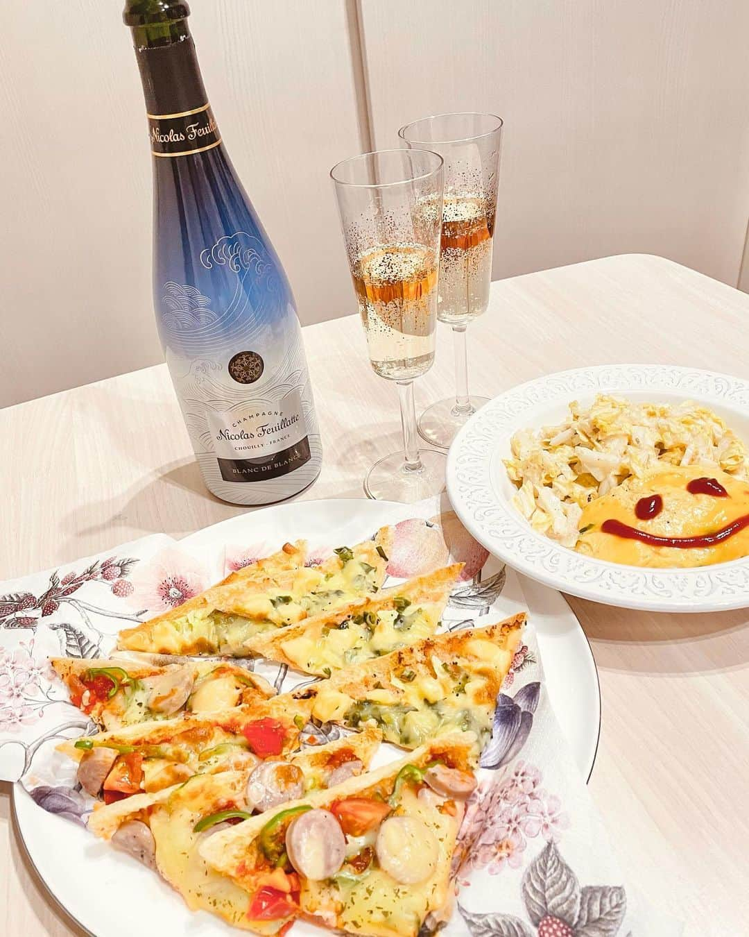 西村笑花さんのインスタグラム写真 - (西村笑花Instagram)「#🥂　 ・ ・ パッケージがとても素敵な @nicolasfeuillatte_jp のシャンパンを さきぴょんがおうちに来てくれたので あけました〜🍾♡♡ 爽やかで飲みやすくて美味しかった☺️✨ とっても簡単おつまみも 配信をしながらつくりましたっ🍕♡ ・ コルクが勢いよく飛んでしまって いまだにどこに飛んだか見つけられない😂😂 #nicolasfeuillatte #champagne #🍾  #おうち時間 #のんびり休日 #楽しかった #えみかぐるめ」11月12日 13時14分 - emika_nishimura