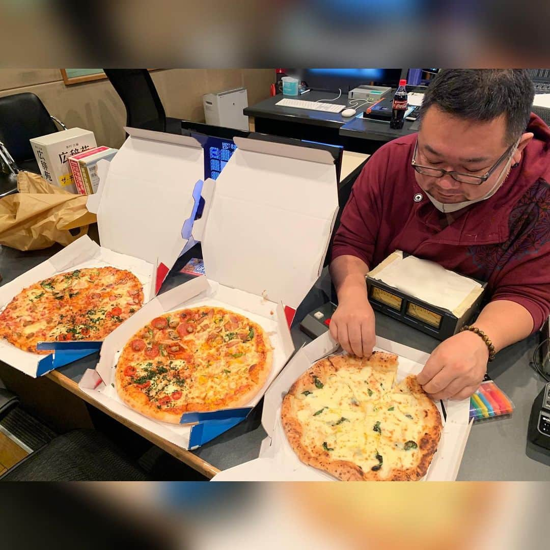 CSフジテレビONE「ゲームセンターCX」のインスタグラム：「ある日のMAのお昼ご飯🍕  #ピザとタニー #ピザとま #リボンボトルチャレンジ #307サイコドリーム本日放送 #見てね  #gccx」