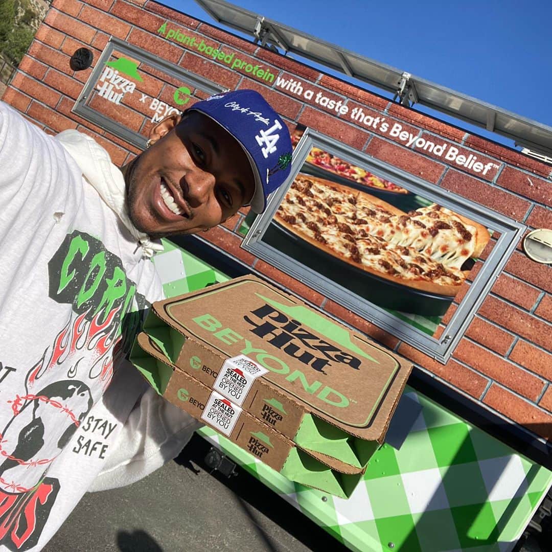 ニック・ヤングのインスタグラム：「Thanks @beyondmeat and @pizzahut from swaggy」