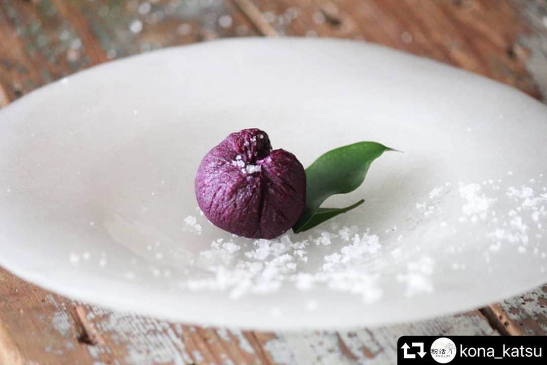 あやこのインスタグラム：「#repost @kona_katsu ・・・ ・ ＊concept 淡雪と椿・・・ 器の上が箱庭のよう ラップで作れてしまうから 親子時間にいかがですか  ＊point 紫芋パウダーを使えば１年中楽しめるレシピ きんとんのようですが今回はスイートポテトに近い味わいにと、室温に置いたバターとほんの少しの蜂蜜で仕上げています まとまりにくいときは豆乳やミルクで調整しても良いでしょう  ＊使用粉末 #紫芋パウダー   ＊栄養point  紫芋に含まれる紫色の色素成分アントシアニン。アントシアニンの抗酸化成分や食物繊維は腸内環境や美容と健康をサポートしてくれます。   発酵暮らし家・料理研究家 みつはしあやこ @mitsuhashi_ayako   #粉活 #粉活アート #粉活アンバサダー #抗酸化力 #食物繊維」