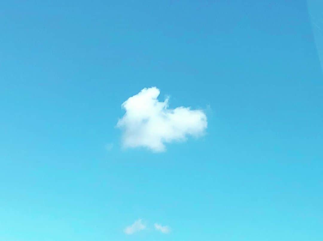 のインスタグラム：「☺︎ ☺︎ ☺︎ ☺︎ ☺︎ いつしかの空♡ハート . 青空にひょこっと ハートの雲が♡ . 可愛い☺︎ . LOVE＆SMILE #小さな幸せ 見つけていこう！ #天玲美音 . . #sky #skyblue #空 #青空 #空が好き #Heart #ハート #はーと #美音の撮る空」