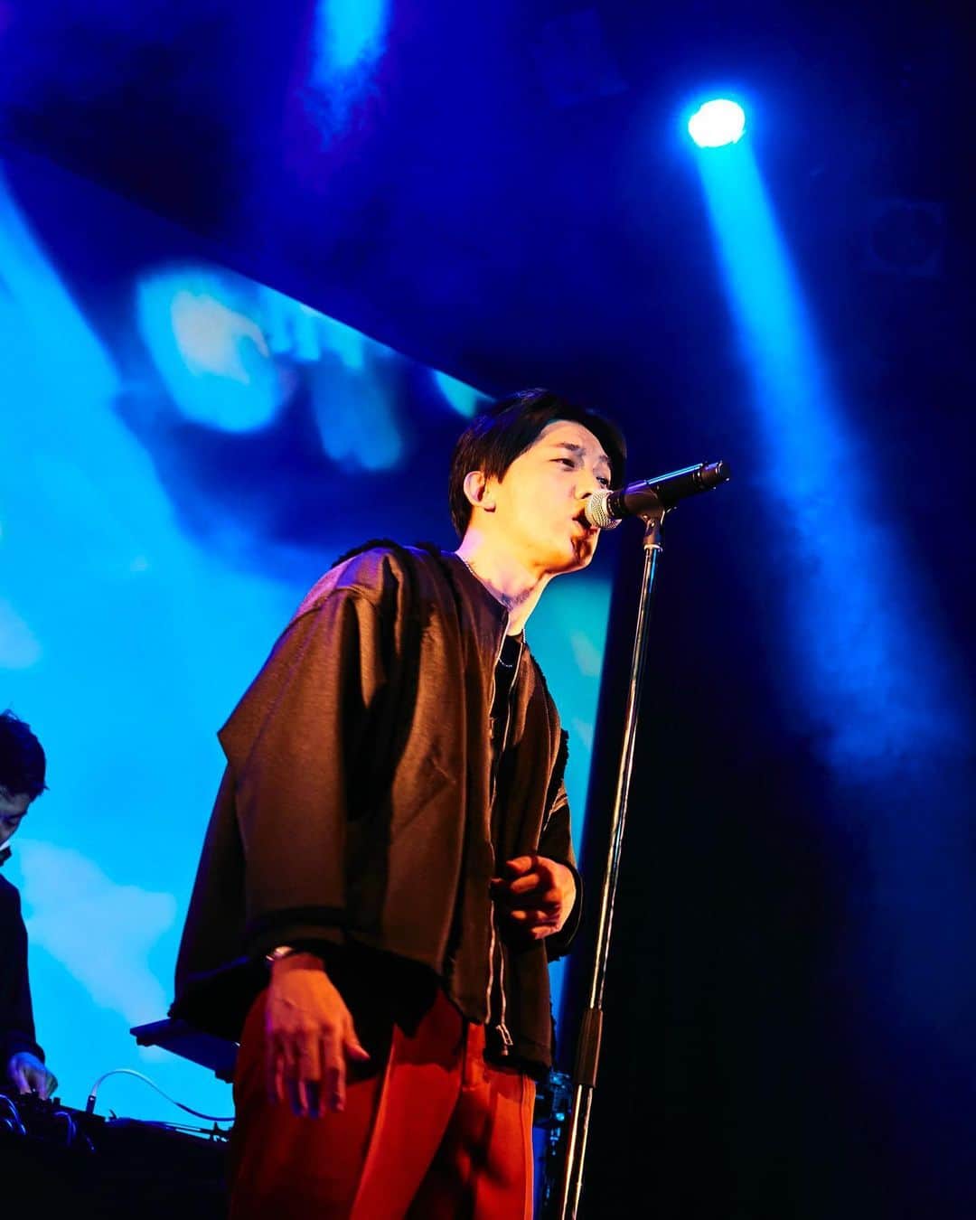 KEN THE 390のインスタグラム：「次のライブも決まりました！ 地元の町田で、フルバンドセットでライブします！  とてもプライベートな、贅沢な時間になりそうです。  会場の席数はかなり限られますが、配信もするので、ぜひ一緒に楽しんでいただければ！  #KENTHE390  KEN THE 390 15th Anniversary  「Christmas Special Band Set Live」  会場 : まほろ座 MACHIDA (http://www.mahoroza.jp) 出演 : KEN THE 390 with Special Band 開場/開演 : 1部 13:00 / 14:00 (FC390限定)  2部 17:00 / 18:00  料金 : ¥7,800(税込)(別途2オーダー以上）配信 3000円(税込) (Streaming+) 座席形態 : 指定席 チケット販売スケジュールは後日」