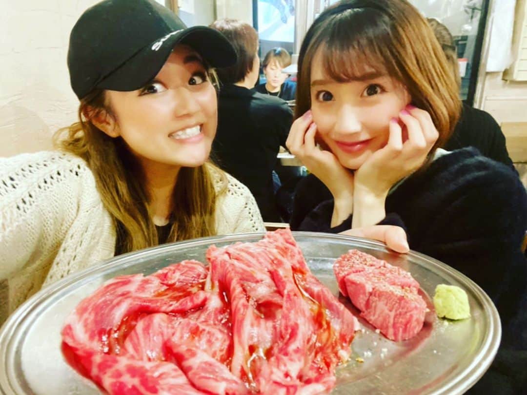 小原春香のインスタグラム：「2年待ちの焼き肉【ヒロミヤ】さん❤︎  なぜか、私予約してたの忘れてて…。笑 何年越しの予約って忘れちゃうけど、なんか楽しいね💗  なちゅと行ってきたよ〜🐄 なちゅ優しく面白くて楽しい❤︎  食べ物の物撮りうますぎる〜  お肉美味しい〜 種類沢山出てくる〜 コスパ良すぎる〜 飲み放題セリフなの笑笑  お肉はパワーになるね🐮」