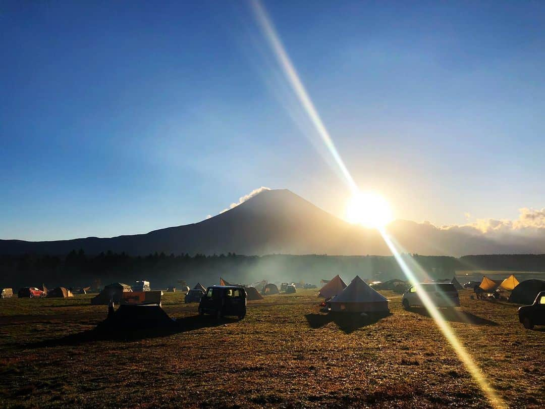 安座間美優さんのインスタグラム写真 - (安座間美優Instagram)「朝富士山・夜富士山🗻 先日富士山のふもとでキャンプをしました🏕  日が昇る前に起きて、日の出の瞬間をみんなで見ました。 力強い朝日がとっても綺麗だった。  そして何より感動したのは夜！ 真っ暗にもかかわらず、富士山のシルエットがくっきりと見え、テントの明かりと満点の星空が本当に素晴らしかった🥺  #ふもとっぱら#キャンプ#富士山#富士山キャンプ#日の出#星空」11月12日 13時44分 - mew_azama