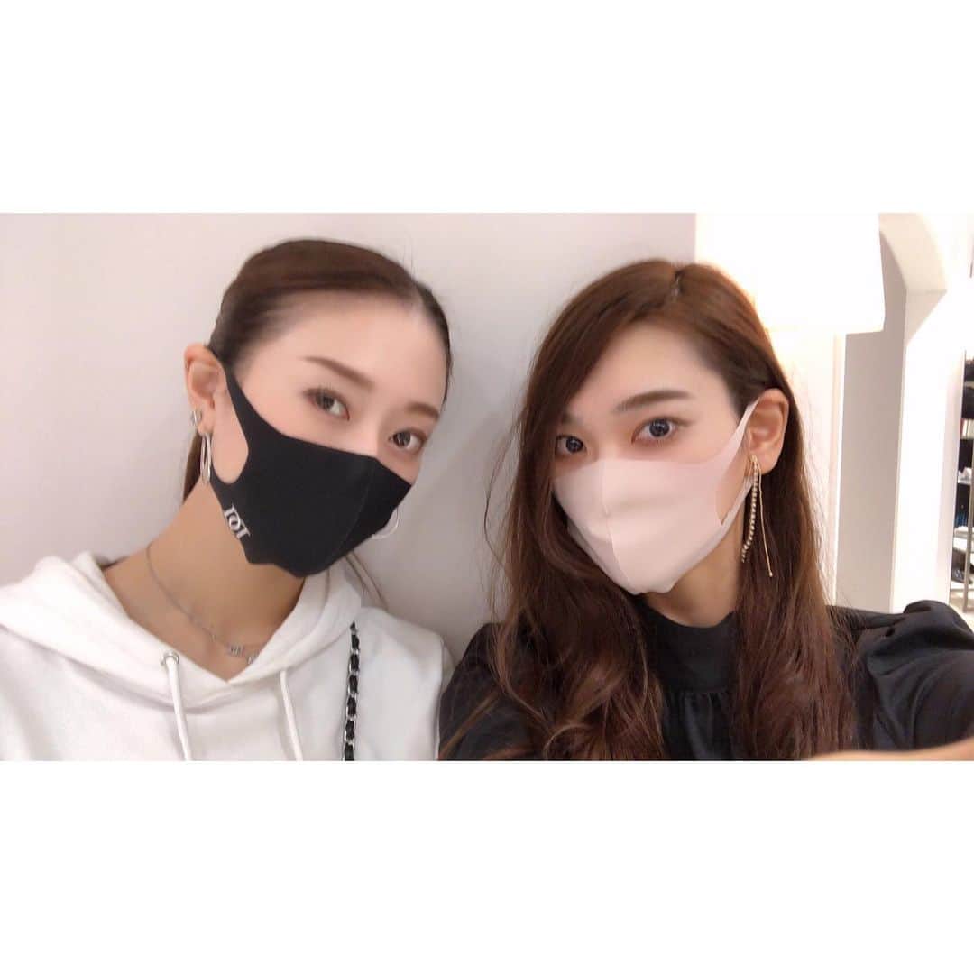 のインスタグラム：「⭐︎⭐︎⭐︎⭐︎⭐︎ 嬉しかったよぉ😭 その3  だいさん♡ @dai_hosho_official  にと〜っても久しぶりにお会いでき💓 短い時間でしたがとにかく嬉しかったです💫💫💫 3枚入りのマスク(白・黒・ピンクベージュ) 大事に使います☺️ そして...だいさんのマスクで記念撮影して...お腹かかえて笑って🤣🤣🤣💓 胸がいっぱい 感謝の気持ちでいっぱいです🌹 だいさ〜ん！ . LOVE＆SMILE #天玲美音 ☺︎ . #宝塚 #宝塚歌劇団 #宝塚og #タカラジェンヌ #元宝塚 #takarazuka #japan  #鳳翔大 さん」