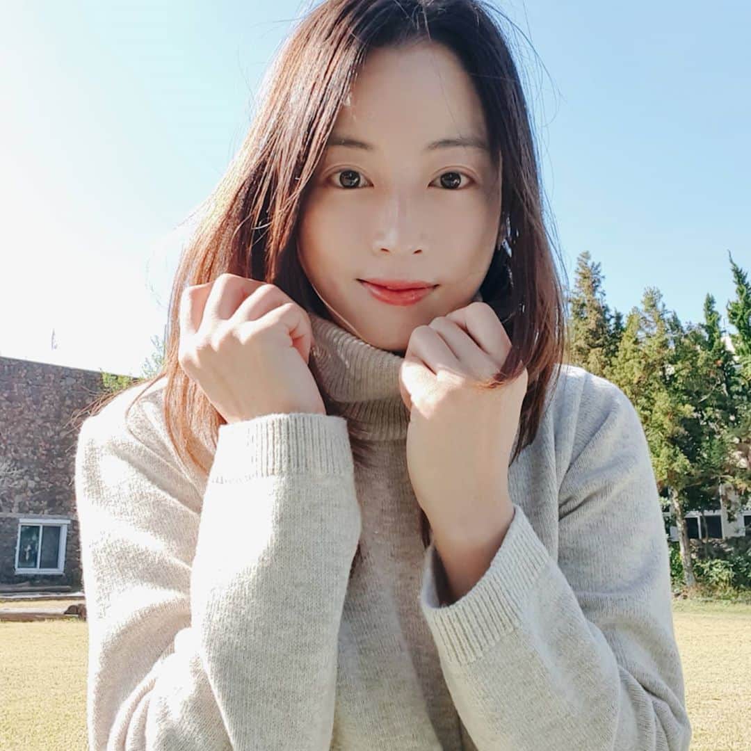 チョン・ダへさんのインスタグラム写真 - (チョン・ダへInstagram)「요즘 내 최애템인 터틀넥 원피스☺  홍대에 위치한  제 옷가게알렉스리안에서 판매 중인데요 너무 잘 팔려서 저도 늦게 받은 제품이랍니다🤣  다른 색 하나 더 주문하려구요 매니저님 보고있죠????????🙋‍♀️  가을에 말이랑 같이 살찐 내 몸뚱이도 싹 가려주고 터틀넥이 풍성해서 턱선도 살아보이게 해주는 만능 원피쑤~~!!💋 구매및 문의는 @alexrianstyle 로 DM 부탁드려효☺ 팔로하시면 예쁜 옷을 자주 보실 수 있답니다✌  #딸래in제주 #겨울은옷으로가리자 #그래도좀뺄까? #말인지사람인지 #알렉스리안 #홍대여자옷가게 #겨울원피스」11月12日 13時45分 - ddallae