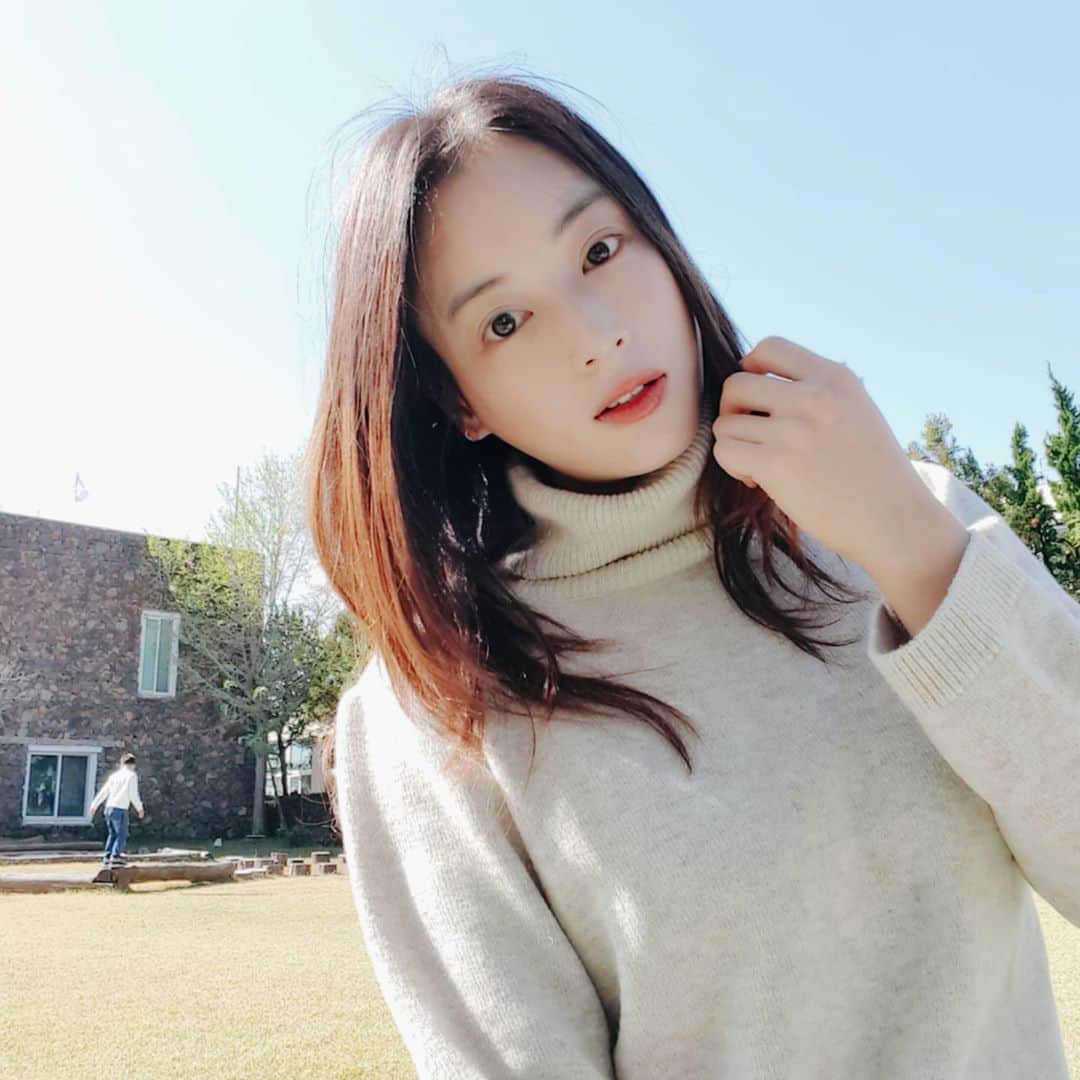 チョン・ダへさんのインスタグラム写真 - (チョン・ダへInstagram)「요즘 내 최애템인 터틀넥 원피스☺  홍대에 위치한  제 옷가게알렉스리안에서 판매 중인데요 너무 잘 팔려서 저도 늦게 받은 제품이랍니다🤣  다른 색 하나 더 주문하려구요 매니저님 보고있죠????????🙋‍♀️  가을에 말이랑 같이 살찐 내 몸뚱이도 싹 가려주고 터틀넥이 풍성해서 턱선도 살아보이게 해주는 만능 원피쑤~~!!💋 구매및 문의는 @alexrianstyle 로 DM 부탁드려효☺ 팔로하시면 예쁜 옷을 자주 보실 수 있답니다✌  #딸래in제주 #겨울은옷으로가리자 #그래도좀뺄까? #말인지사람인지 #알렉스리안 #홍대여자옷가게 #겨울원피스」11月12日 13時45分 - ddallae