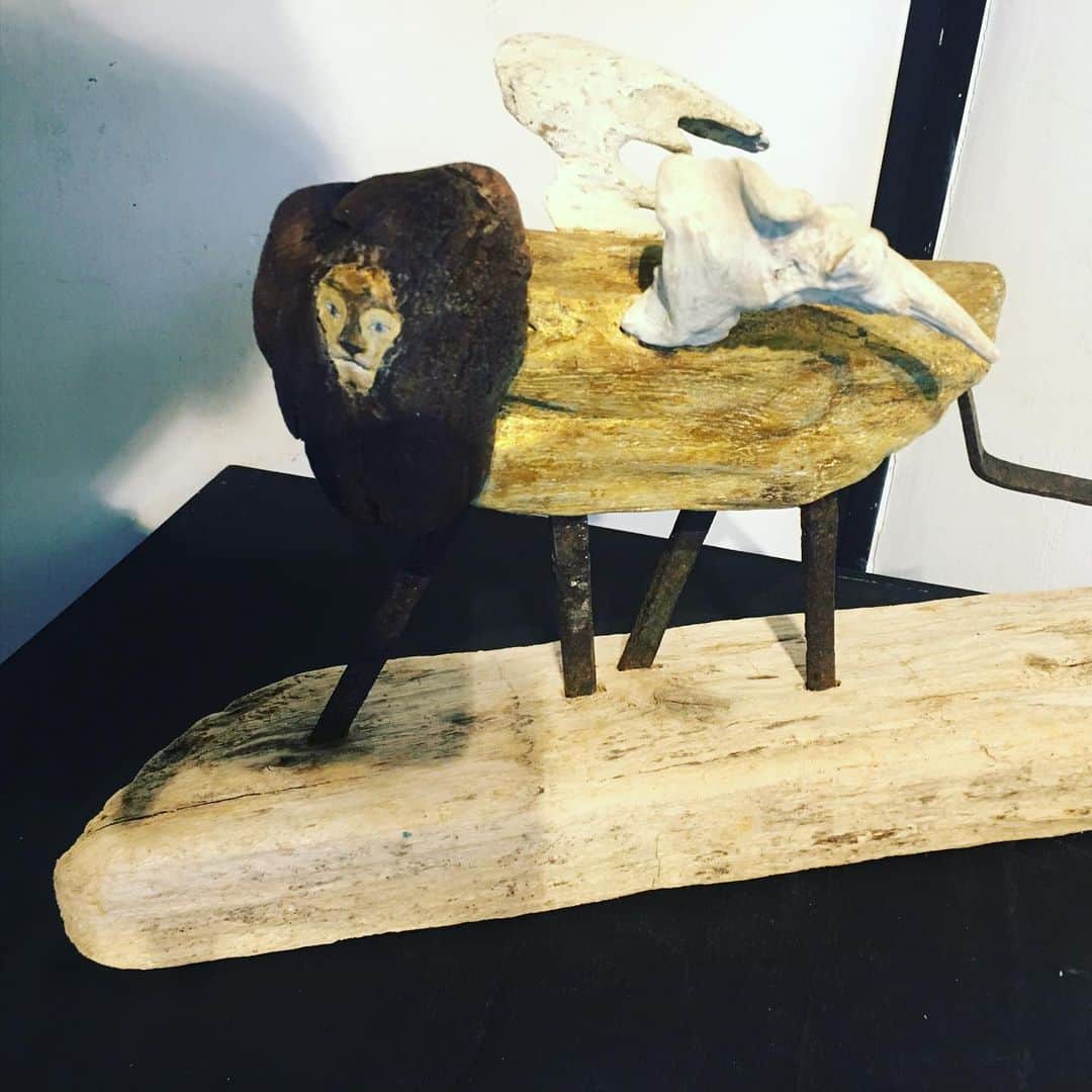 宮田麺児さんのインスタグラム写真 - (宮田麺児Instagram)「お隣のぼっかってさんの 「流木アート」へ 素晴らしい。  流木の絵画 購入させてもらいました。 綾部の家に　作者さんに飾ってもらいまーす  #堺町画廊 #綾部 #流木 #流木アート #ぼっかって」11月12日 13時39分 - miyatamenji