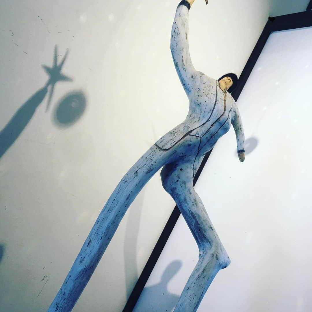 宮田麺児さんのインスタグラム写真 - (宮田麺児Instagram)「お隣のぼっかってさんの 「流木アート」へ 素晴らしい。  流木の絵画 購入させてもらいました。 綾部の家に　作者さんに飾ってもらいまーす  #堺町画廊 #綾部 #流木 #流木アート #ぼっかって」11月12日 13時39分 - miyatamenji