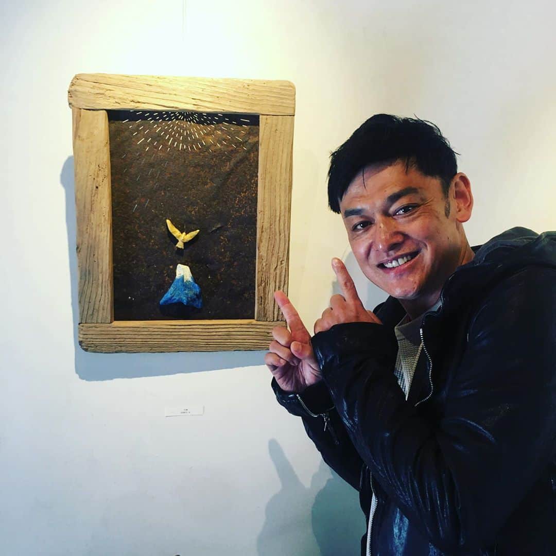 宮田麺児さんのインスタグラム写真 - (宮田麺児Instagram)「お隣のぼっかってさんの 「流木アート」へ 素晴らしい。  流木の絵画 購入させてもらいました。 綾部の家に　作者さんに飾ってもらいまーす  #堺町画廊 #綾部 #流木 #流木アート #ぼっかって」11月12日 13時39分 - miyatamenji