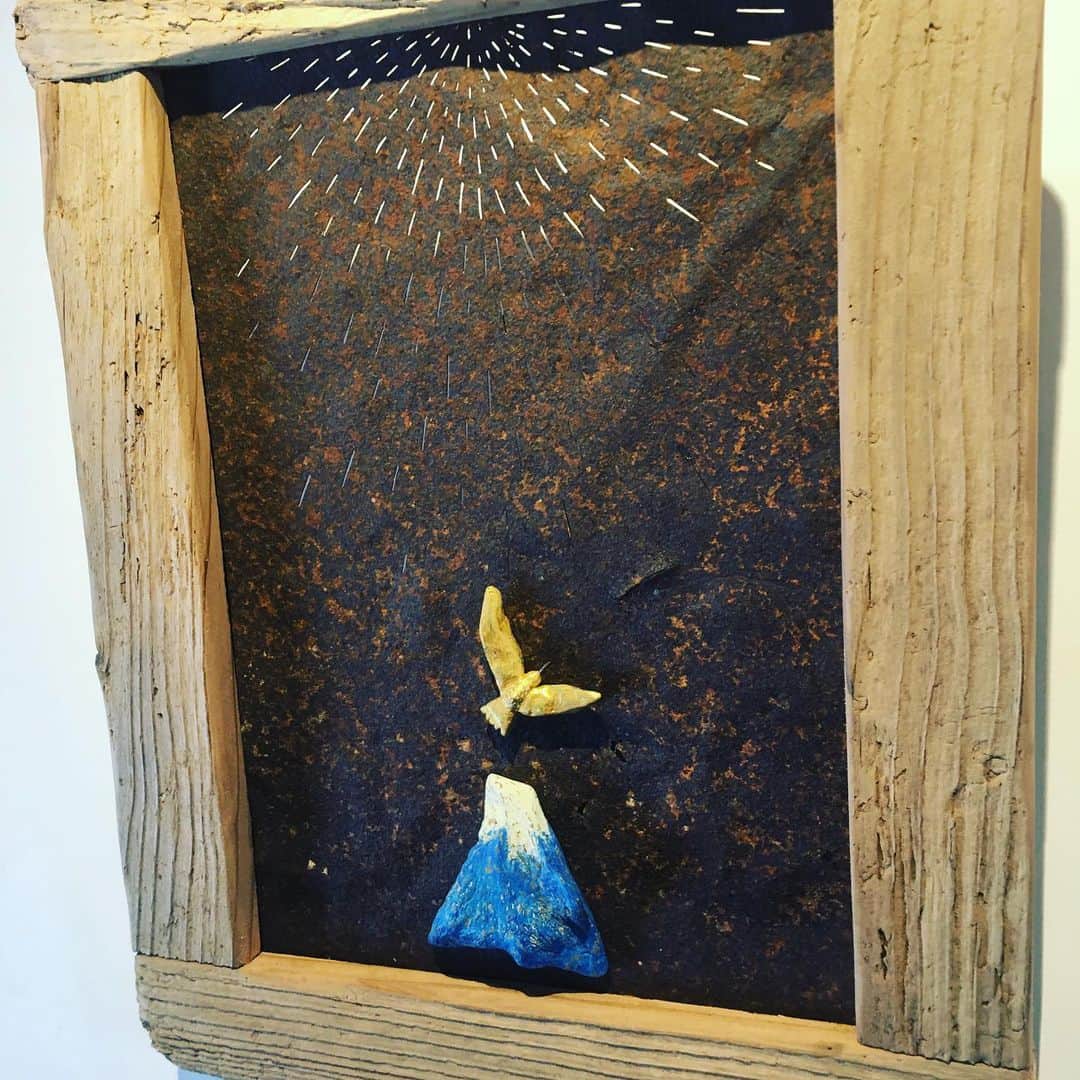 宮田麺児さんのインスタグラム写真 - (宮田麺児Instagram)「お隣のぼっかってさんの 「流木アート」へ 素晴らしい。  流木の絵画 購入させてもらいました。 綾部の家に　作者さんに飾ってもらいまーす  #堺町画廊 #綾部 #流木 #流木アート #ぼっかって」11月12日 13時39分 - miyatamenji