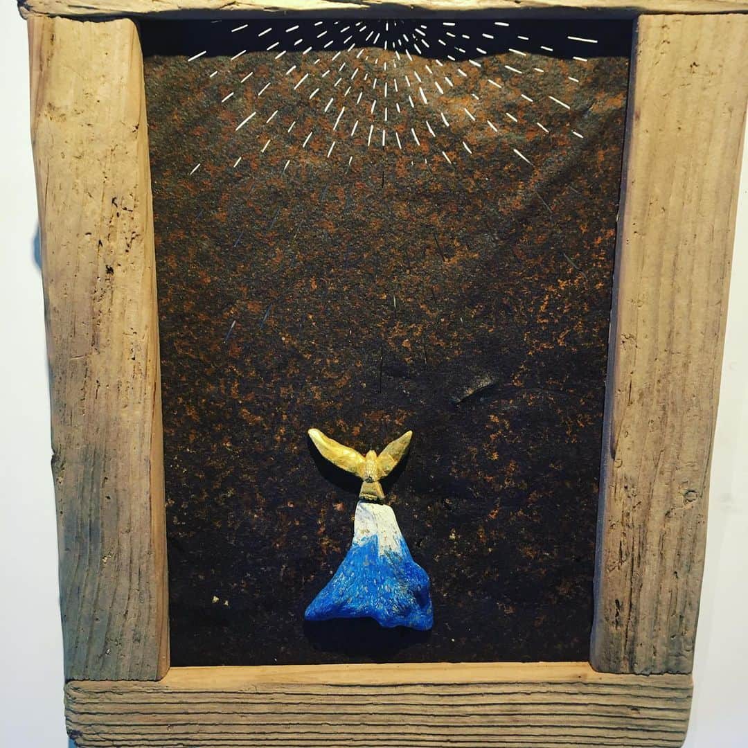 宮田麺児さんのインスタグラム写真 - (宮田麺児Instagram)「お隣のぼっかってさんの 「流木アート」へ 素晴らしい。  流木の絵画 購入させてもらいました。 綾部の家に　作者さんに飾ってもらいまーす  #堺町画廊 #綾部 #流木 #流木アート #ぼっかって」11月12日 13時39分 - miyatamenji