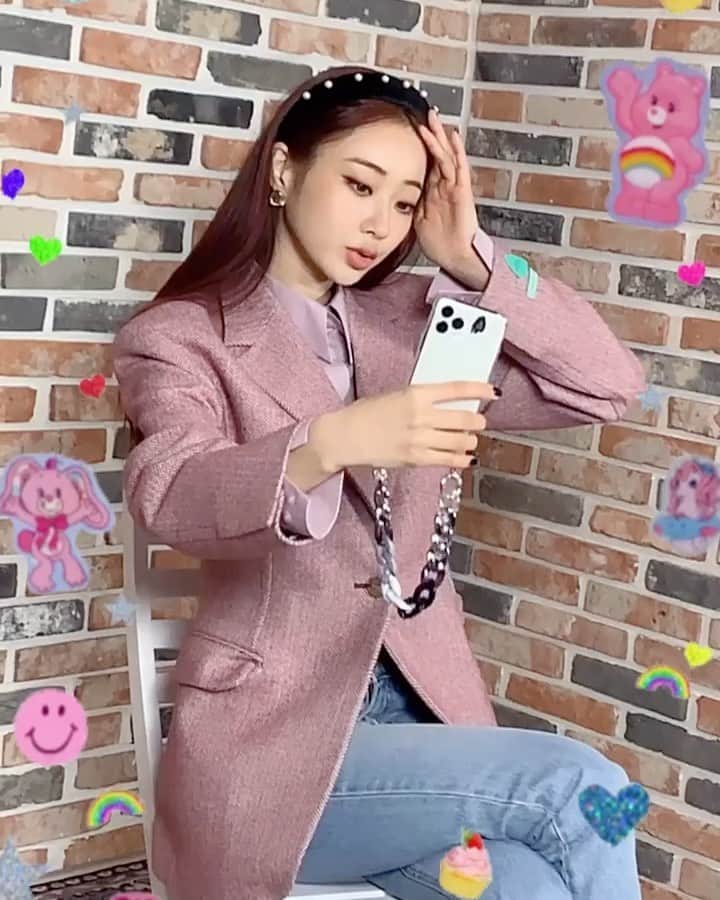 ギョンリ のインスタグラム：「경리 파리에가다- 💘느낌. 핑크도 충분히 쿨 할 수 있다구. + 금남언니 이제서야 인증! 이쁜 케이스 선물 고마어유😊」