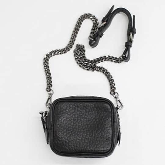 narusyaさんのインスタグラム写真 - (narusyaInstagram)「柔らかいラムスキンで製作されたボックスバッグです。 シックな印象で ショルダーバッグとして使用できる上品なデザインです。 ストラップの長さは調節できません。 短めのクロスバッグとして使用することができます。  #レディースバッグ #本革バッグ#斜めがけバッグ #ショルダーバッグ #かわいいバッグ #デザインバッグ  ◎シープスキン バブルミニボックスバッグ[ブラック]」11月12日 13時43分 - narusya_tokyo
