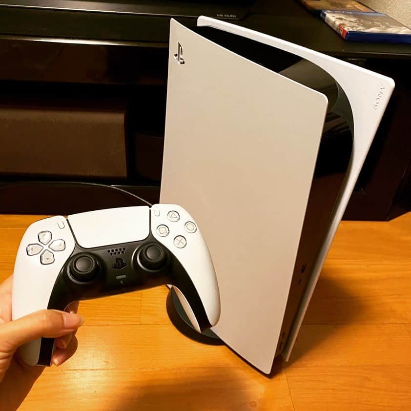 おつぽんのインスタグラム：「開封！！  デザインかっこいいー！！ 近未来感👀✨   #PS5 #playstation5」