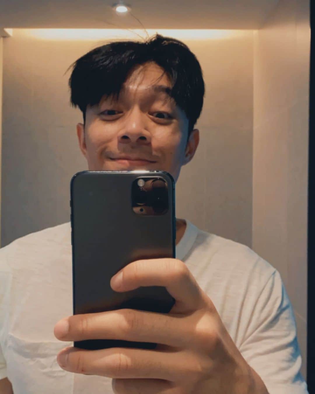 チャウ・パッホウのインスタグラム：「感謝祝福  一起床就發現電話爆炸了🎂📱 也感謝將生日禮物轉換成捐款 然後去幫助有需要的人 這是我每一年生日最想收到的禮物🙏🏻  祝大家做又36 不做都有36  這個年頭 就當然做啦 💪🏻  一齊加油啦🔥  #不用理會我的睡醒髮型 #不用理會我的自信微笑」