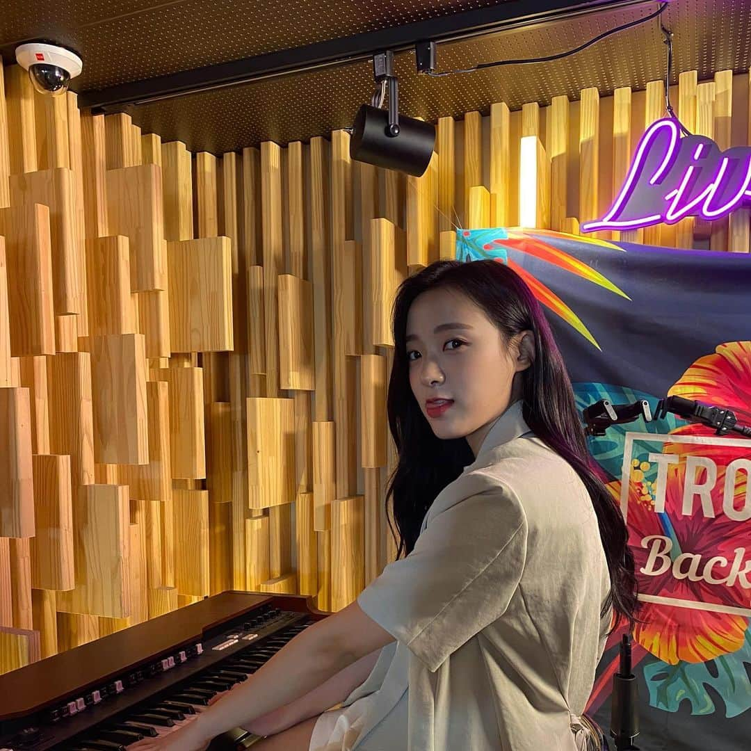 ジンソルのインスタグラム：「저녁 7시 유튜브 에이요🎹 #여름아부탁해」