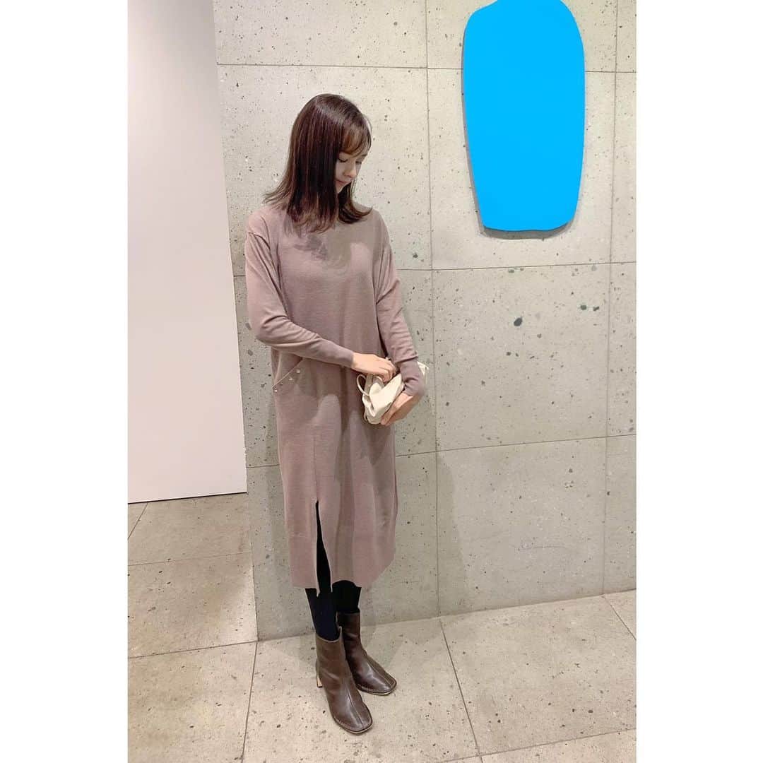 乙黒えりのインスタグラム：「ニットワンピ  最近、白かベージュばっかり着てる気がしますが...🤓 さらっと着れて伸びが良く暖かいのでヘビロテしてます。ポケットのデザインとさりげスリットがポイント。  #op @cast_colon  #boots @kobe_lettuce  #ニットワンピース#ママファッション#ママコーデ#冬コーデ#castcolon」