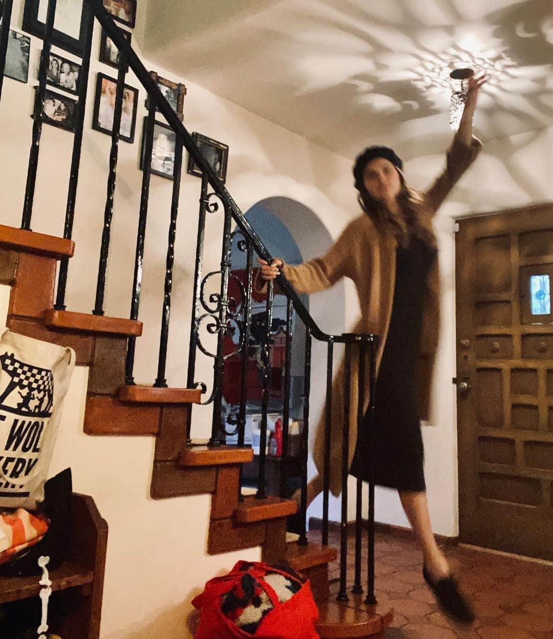 レイク・ベルのインスタグラム：「It’s under 75 degrees in California & I dramatically justify a beret & slouchy knits.」