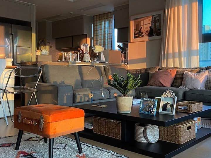 ingerliselilleさんのインスタグラム写真 - (ingerliselilleInstagram)「집순이&집돌이를 위한 완벽한 힐링 스페이스 : [ @ysh.home ]님의 복층 아파트😺 . "5년차 부부인 저와 제 남편 그리고 고양이 3마리가 함께 살고 있습니다.   저희 집은 거실에 두 방향으로 큰 창이 나 있는게 특징이에요. 하늘 사진을 찍는게 취미인 저에게 완벽한 집이라고 할 수 있어요 ☁️📸   요즘엔 날씨가 너무 좋아서 윗층에 있는 테라스에서 고기를 구워먹거나 둘만의 피크닉을 하는게 소소한 낙이에요☺️  얼마 전 오랜시간동안 고민하고 생각해온 저의 브랜드 ‘seohong studio’ 를 만들게 되었어요. 제가 갖고 싶었던 것, 고양님들을 모시고 사는 집사로서 필요했던 것, 주부로 살며 아이디어를 얻은 것들 등등 느리겠지만 하나씩 정성을 다해 만들어갈 예정이에요.   많이 구경와주세요! 오늘도 모두들 집에서 행복하시길 바래요 💛" . 온라인집들이 제보는 하우스앱 dm으로 보내주세요~💌 . #하우스앱 #하우스그램 #인테리어앱 #홈인테리어 #집스타그램 #홈스타그램 #방스타그램 #인테리어 #interior #homedeco #homeinterior #interior #インテリア #インスタ映え #홈스타일링 #온라인집들이 #랜선집들이 #house」11月12日 14時00分 - houseapp_official