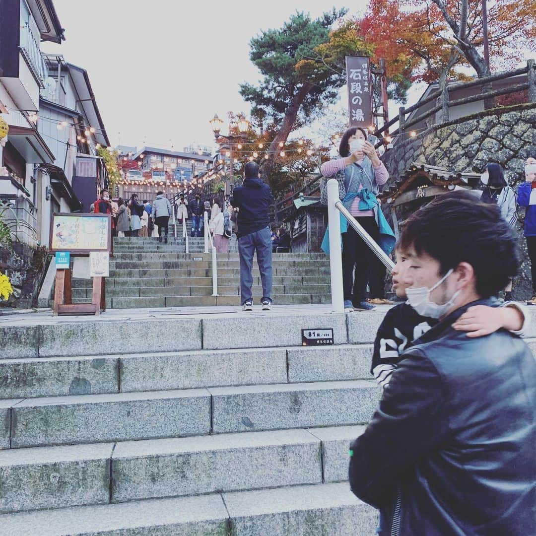 のインスタグラム：「【 伊香保温泉、榛名神社デトックスツアー】  京都から息子が先週会いに来てくれました。 私のエッセイ集でも記事が書いてある 永遠の次男坊　タカちゃん。  36名ほどいるメンバーですが日本人で家を出てもずっと会いにくる子は限られてます。  もう12年が経つそうで笑  知らぬ間に息子が35歳に。  正直オッサンです笑  私が40になったと知って「えー！！！」と驚いておりましたが私もいつまでも23.4だと思ってた息子が35のオッサンになった事には感慨深いものが笑笑  3年半前から色々と息子はあり他の子よりよくLINEをして話をしていますが 本人がすごくいい感じになってきているのがわかりほっとしました。  デトックスツアーと題し  息子共々浄化しよう！と笑笑 参拝してパワースポットで空気をいっぱい吸ってきました。  美容師になるとタカちゃんが決めて 初めてのコンテストか何かのモデルになった時賞をとったと言ってお礼してくれた事や  白髪染めをしてくれたことや  やっと髪を切らせてもらえることになったと言われて当時すごくながった私の髪を切ってもらった事や  何かとお互いの成長の中で大切な時間を共有してきました。  今回息子のサッカー教室も一緒に見学してくれたのですが 集団行動できないこうとの事を私があれやこれや心配するたびに 「こうとくんはこう考えてるんだと思いますよとか、こうとくんは遊んでいる時に図形や立体のものの展開図を理解してものづくりをしているから理系やと思いますよ」とか  親の私には見えてない視点で色々教えてくれて 助かりました。  わざわざ京都から群馬まで来てくれて本当に嬉しかった。  こうとは沢山のお兄ちゃん、お姉ちゃんがいて本当に幸せ者です。」