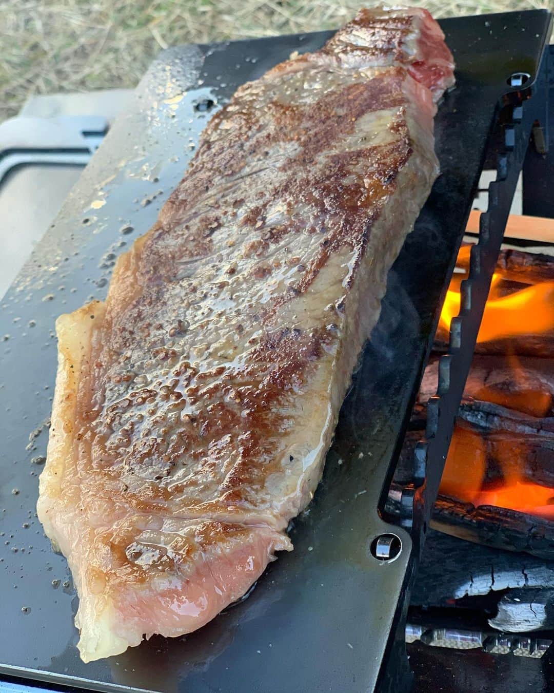 平田裕一郎のインスタグラム：「先日、仲間達とキャンプに行ってきたよ。 富士山がドデカくて、 めちゃくちゃ綺麗でした。 空気も澄んでて、 癒されました。  肉や魚介焼いたりしてね！  キャンプって買い出しの時から楽しいね！ テント張って、 火を起こして、 沢山話して、笑って、 最高のキャンプになりました。  今回の食材で1番高いのが トマトでした。笑  誰やこのトマト選んだの！！笑  めちゃくちゃ高級やないかい！笑  でもマジで美味しかった😁  夜は寒くて心折れそうだったけども、、  次はもっとキャンプの事、勉強して行こう！  キャンプって最高なんだね。  #キャンプ  #富士山 #BBQ #仲間 #思い出」