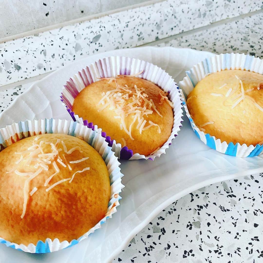 吉村玲香のインスタグラム：「朝から頭を使いすぎたので！ 甘いものが食べたくなって！ でも、在庫が何にもなかったから。 HMでサクッとマドレーヌ作りました。 . . 材料↓ ○ホテルニューオータニホットケーキミックス５０g （中途半端な余り物w） ○アーモンドミルク適当 ○卵１個 . 全部混ぜて焼くだけ。 . ココナッツをトッピングに少し乗せました♪ . . おやつのお供はネスプレッソのコーヒー →２枚目スワイプ👉  #お菓子作り #アーモンドミルク好き #ココナッツ好き #ネスプレッソ好き #頭疲れました」