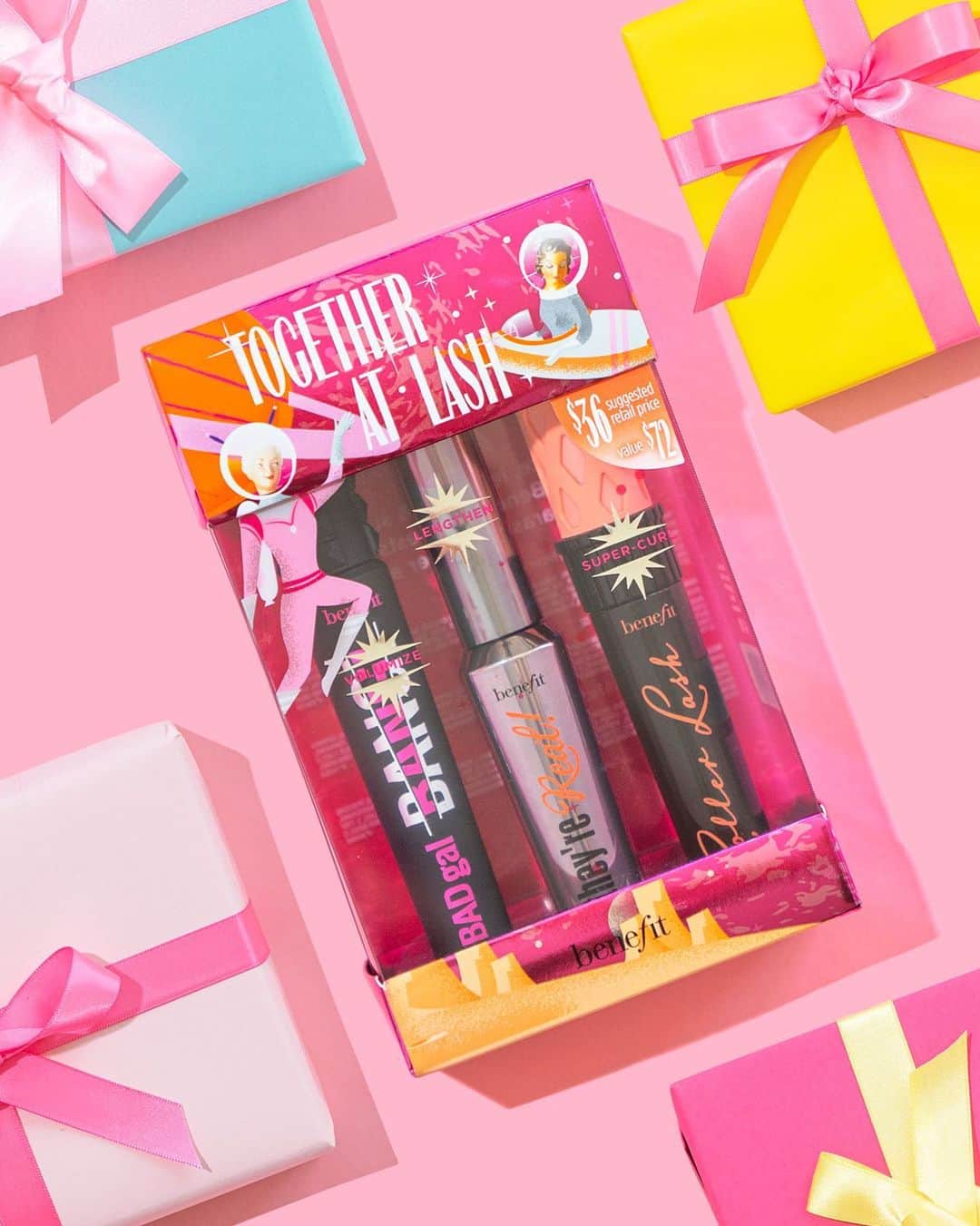 Benefit Cosmeticsさんのインスタグラム写真 - (Benefit CosmeticsInstagram)「THIS is what all your friends have on their wishlist this year 👆🏽🎁 Our Together At Lash set includes all 3 full-size mascaras (#BADgalBANG, #rollerlash, #theyrereal!) for just $38 (a $75 value!) Pick yours up now at @hsn @qvc @macys @belk @bloomingdales @birchbox @revolvebeauty @urbanoutfitters @asos & benefitcosmetics.com! #benefit」11月12日 14時12分 - benefitcosmetics