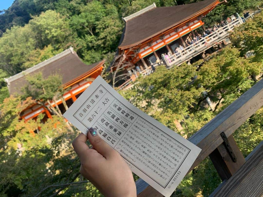 村川緋杏さんのインスタグラム写真 - (村川緋杏Instagram)「⛩ . 実は先日一人で 京都に行きました😚 . . 1人でじっくり堪能するお寺に1人で引くおみくじ、新鮮すぎてハマりそう✨ . ステキな京都の街並みと天気の良さに心が浄化された気分🤤 . 清水寺で引いたおみくじはなんと大吉で！流石わたし！って心の中で言った🥺笑（1人だから😭笑） . そのあと「一人旅は良くない」っていうおみくじ引いちゃって、、、 次は誰かとこようと思いました😢笑 . . 写真も1人だから変な自撮り（お寺との自撮りはむずいことがわかった）しかないからこれアップしますね😂 . . . でも本当に２０歳の節目にいろんな神社回れて楽しかったし神様も味方な気分になれた🎉 . 来月で21歳だし〜しっかりしていこう✊ . . . #京都旅行 #京都観光地 #清水寺 #安井金比羅宮 #地主神社 #建仁寺 #1人旅行 #HKT48 #村川緋杏」11月12日 14時15分 - murakawabibiann