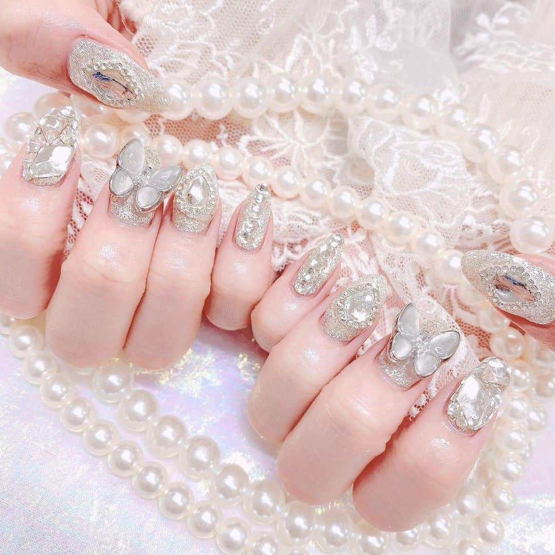 田口未彩のインスタグラム：「🤍  シルバーの蝶々ネイル かわいすぎん🥺？  @ngpn12   #ネイル　#キラキラ　#蝶々ネイル #シルバーネイル」
