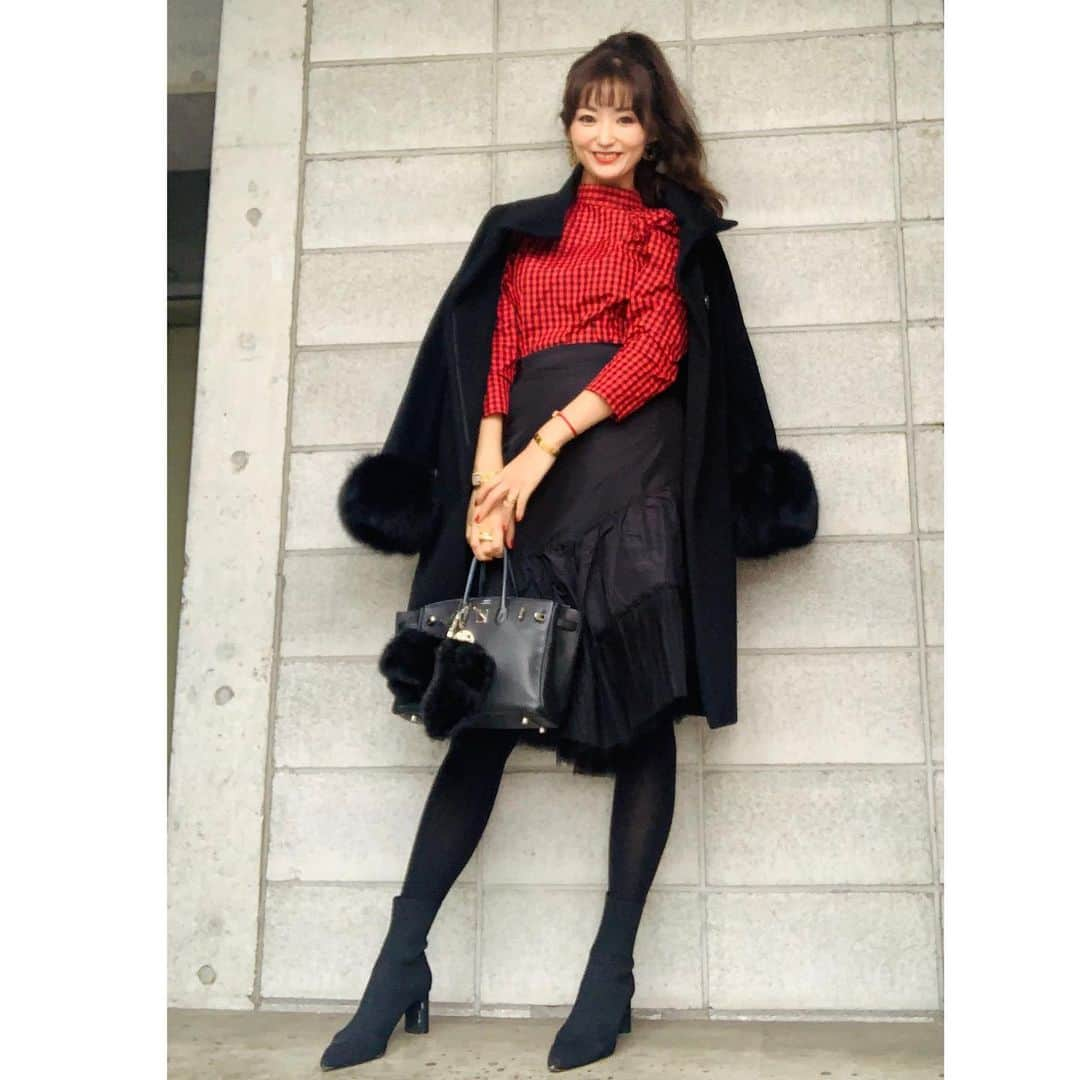 MAMIさんのインスタグラム写真 - (MAMIInstagram)「RED ドレスコード🎁OOTD  タフタ素材ギンガムチェック パワーショルダーでハイネック スカートの素材も合わせて 裾がアシンメトリーでチュール   小物はBLACK jewelryに少しRED nailと💄もRED アイメイクもREDにしたら 病みメイクになりました😢  tops&skirt  @hm  bag  @hermes  coat @maxmara  jewelry @fredjewelry  @cartier   #instafashion  #instagood  #アラフォーコーデ  #ギンガムチェック #ポニーテール  #秋冬コーデ  #Xmas #ootd  #red #高身長コーデ」11月12日 14時20分 - mami_rcj