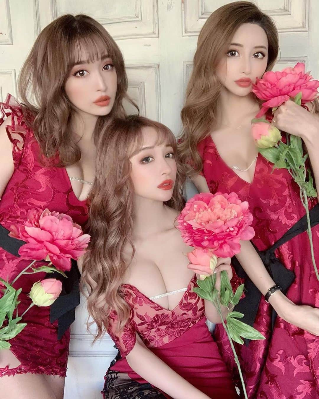 のインスタグラム：「かなえちゃんとさきと @dress_sugar 撮影～🌹♥️ この3人で撮影楽しすぎだし 一緒でうれしいの( * ´ ³`)💞 花持ってバチェラーごっこした𐤔 . @motohiko.takesaki  すっぴんドアップごめんなさい🙏 若返り点滴と💉眉間のシワの ボトックスしてきました❣️ アンチエイジング欠かせない😊 ありがとうございました✨ . #sugardress #ta銀座クリニック」