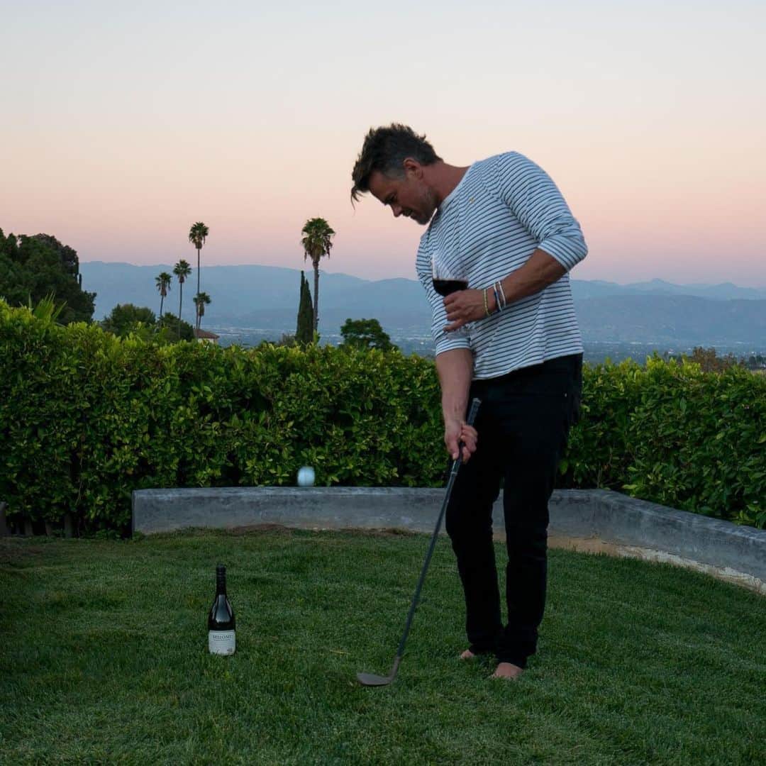 ジョシュ・デュアメルのインスタグラム：「Sipping @meiomiwines in one hand and chipping with the other. Sure it’s not pro-golfer status talent but it’s definitely the best way to watch golf from home. #MyMeiomi #MeiomiPartner For21+ #ad」
