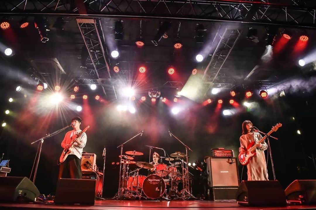 のインスタグラム：「Base Ball Bear「LIVE IN LIVE～(IN YOUR) HOME PARTY～」見逃し配信はじまりました！来週19日(木)23:59まで視聴可能です！チケットも19日17:00まで販売しておりますので是非よろしくお願いします🥁🦍今までにやってこなかったレアなセットリストになっていると思いますし、正直今後いつやるかわからない曲…結構あると思いますので(笑)！沢山楽しんでいただけたら嬉しいです♪  Photo by AZUSA TAKADA  #BBB_IYHP  ============================== Base Ball Bear「LIVE IN LIVE～(IN YOUR) HOME PARTY～」  【チケット情報】 ■料金：3,000円（税抜） ■販売期間：2020年11月19日(木) 17:00まで ■視聴URL：https://smam.jp/7380037417/ ■配信チケット販売URL：https://smam.jp/7380037417/  【視聴可能期間】 ■見逃し配信 11月19日（木）23:59まで  【視聴可能デバイス】 ■推薦ブラウザ ・PC Windows(最新バージョンのGoogle Chrome、Microsoft Edge、Firefox) ※Internet Explorerは対応しておりません Mac (最新バージョンのGoogle Chrome、Safari、Firefox)  ・スマートフォン・タブレット Android(最新バージョンのGoogle Chrome) iOS(最新バージョンのSafari、Google Chrome) ==============================  #baseballbear #lil #liveinlive #liveinliveinyourhomemyhomeparty #dgpr #dgprecords #ベボ部 #dgpstore」