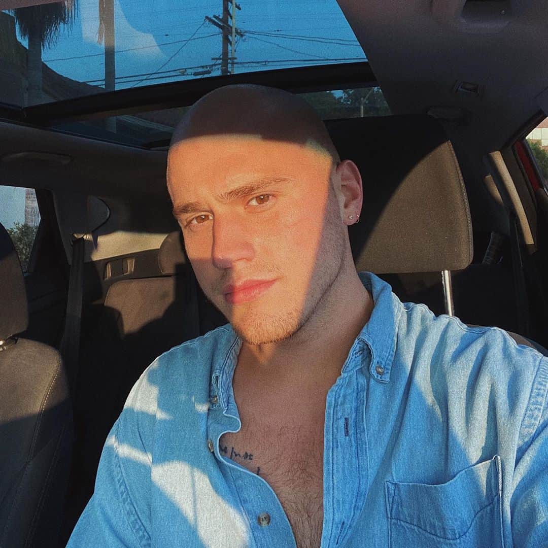 ブランドン・シェイアのインスタグラム：「Y’all have been so incredibly kind to me the last week. My sobriety has been a struggle for years but I really do feel a shift this time. I’m 8 days sober now & although it’s extremely hard... it’s the best decision I’ve ever made for myself. Love you all.」