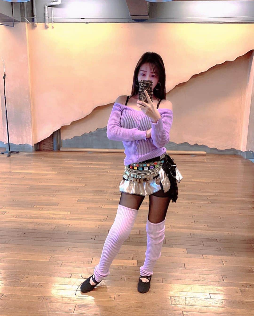 のインスタグラム：「最近寒いから❄️lessonも💃 もふもふニットとレッグウォーマーが かかせない　笑 ✴︎ ・ ✴︎ #bellydance #bellydancer #ベリーダンス #bellydancecostume #lessonwear  #legwarmers #hipscarf #fitnessgirl #💃 #mytime #havefun💋 #enjoylife  #コメ返前にごめんなさいです🙇‍♀️」