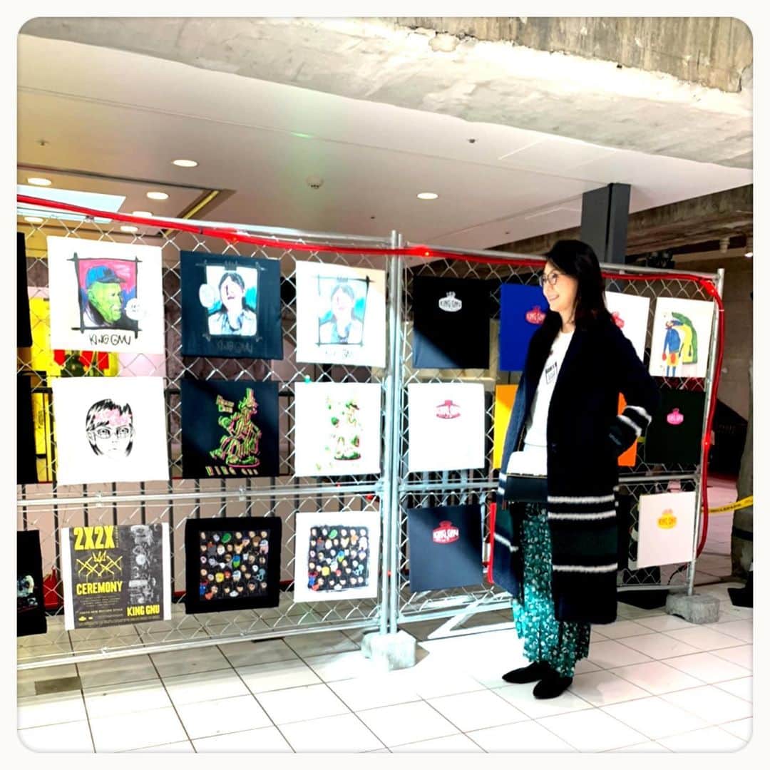 とよた真帆さんのインスタグラム写真 - (とよた真帆Instagram)「友人と銀座で開催されていた #kinggnu の #ヌーミレパーク へ(予約制)  キングヌーの皆様、アート面でアーティストを支える方々の才能に脱帽✨  これからどんな曲が生まれるのか本当に楽しみで、、次のアルバムを首を長ーくして待っている一ファンです^_^  コート、スカートは @pdst.jp の @ottodame_jp  #オットダム   白のニット @uniqlo   バッグ @fumikoda.official  #フミコダ   #maho  #mahostyle  #fashion  #銀座  #素晴らしい才能に出会うと幸せ #きんぐぬー」11月12日 14時33分 - maho_toyota