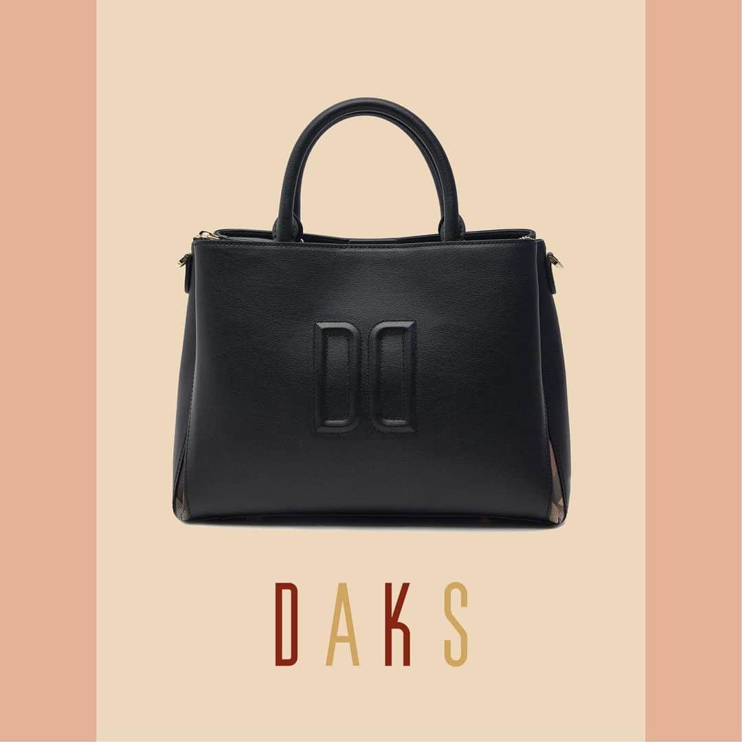 DAKS Koreaさんのインスタグラム写真 - (DAKS KoreaInstagram)「MD’S PICK #DAKS_ITEM _ 닥스의 PORTOBELLO 토트백은 보일듯 말듯한 사이드 체크 패턴이 무심한듯 시크하게 배치되어 있는 아이템으로 넉넉한 길이의 스트랩이 동봉되어 크로스백으로도 연출이 가능합니다. _ #DCBA0F955BK _ #닥스 #닥스코리아 #닥스악세서리 #닥스액세서리 #DAKS #DAKSACCESSORIES #Lfmall #여자가방 #가방 #토트백 #크로스백 #닥스가방 #닥스토트백 #가방추천 #가방선물 #선물추천 #데일리룩 #BAG #직장인룩 #가을룩 #ootd #accessories #daily #fashion #오오티디 #여자선물추천 #핸드백」11月12日 14時43分 - dakskorea_accessories